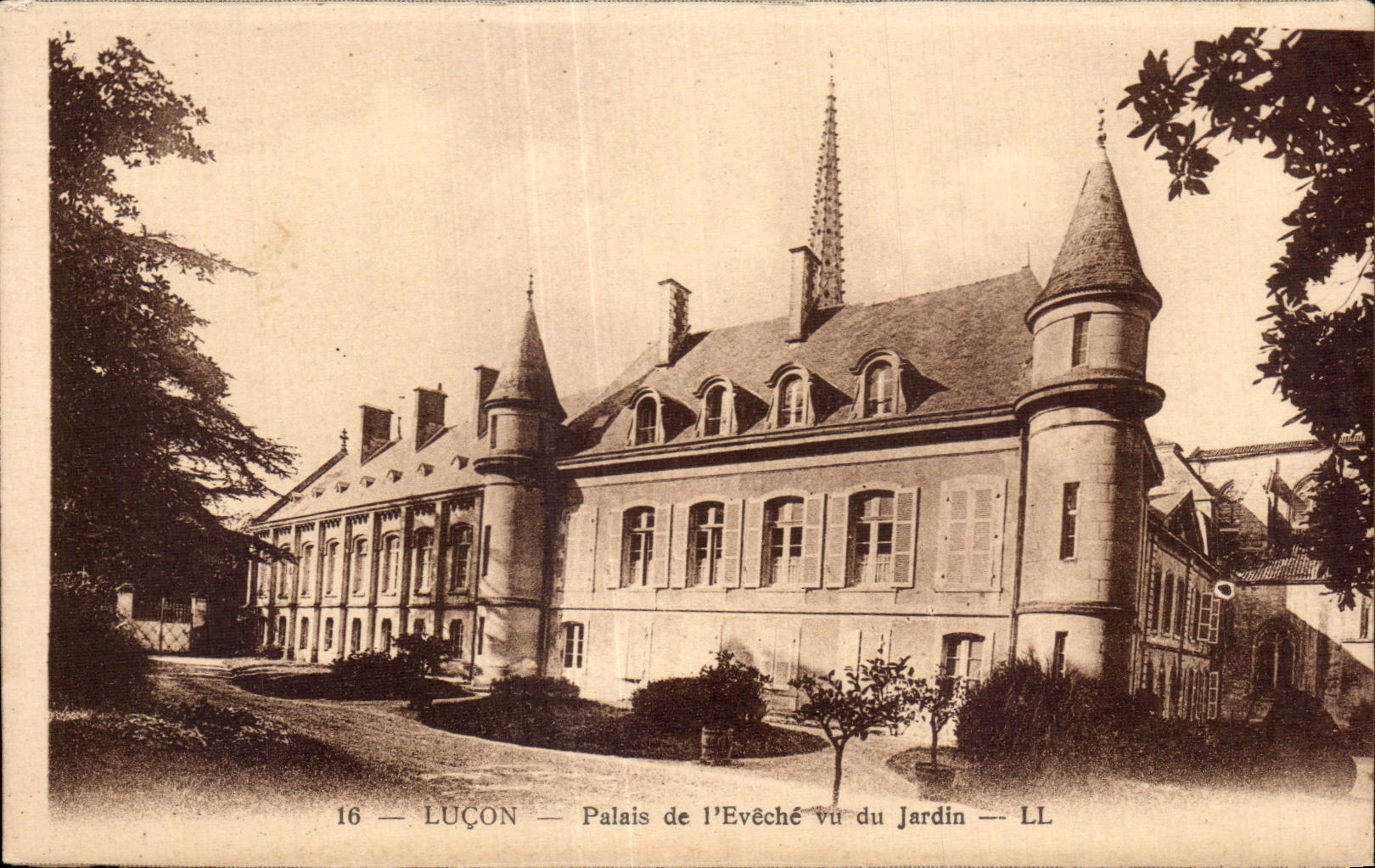 CPA Lucon Palais de l Eveche vu du Jardin