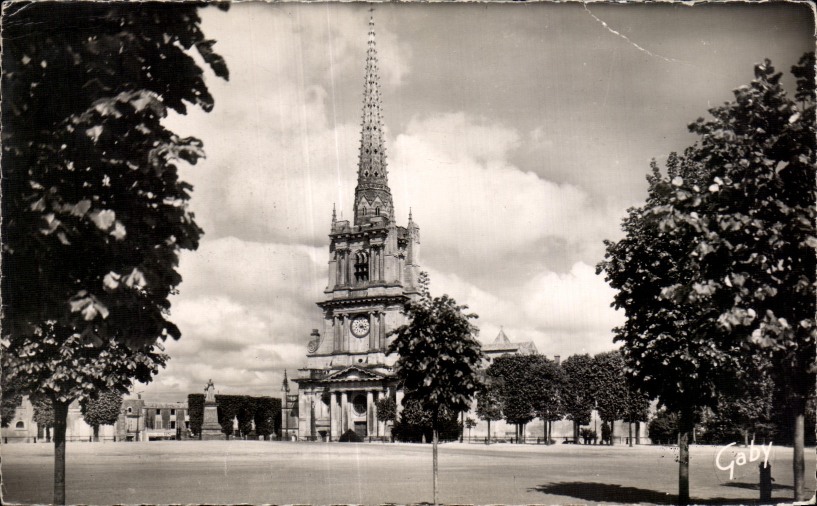 CPSM Lucon La cathedrale et la place Marechal LEclerc