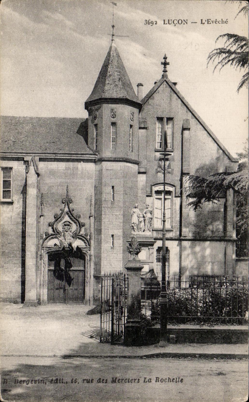 CPA Lucon Monument des Morts pour la Patrie