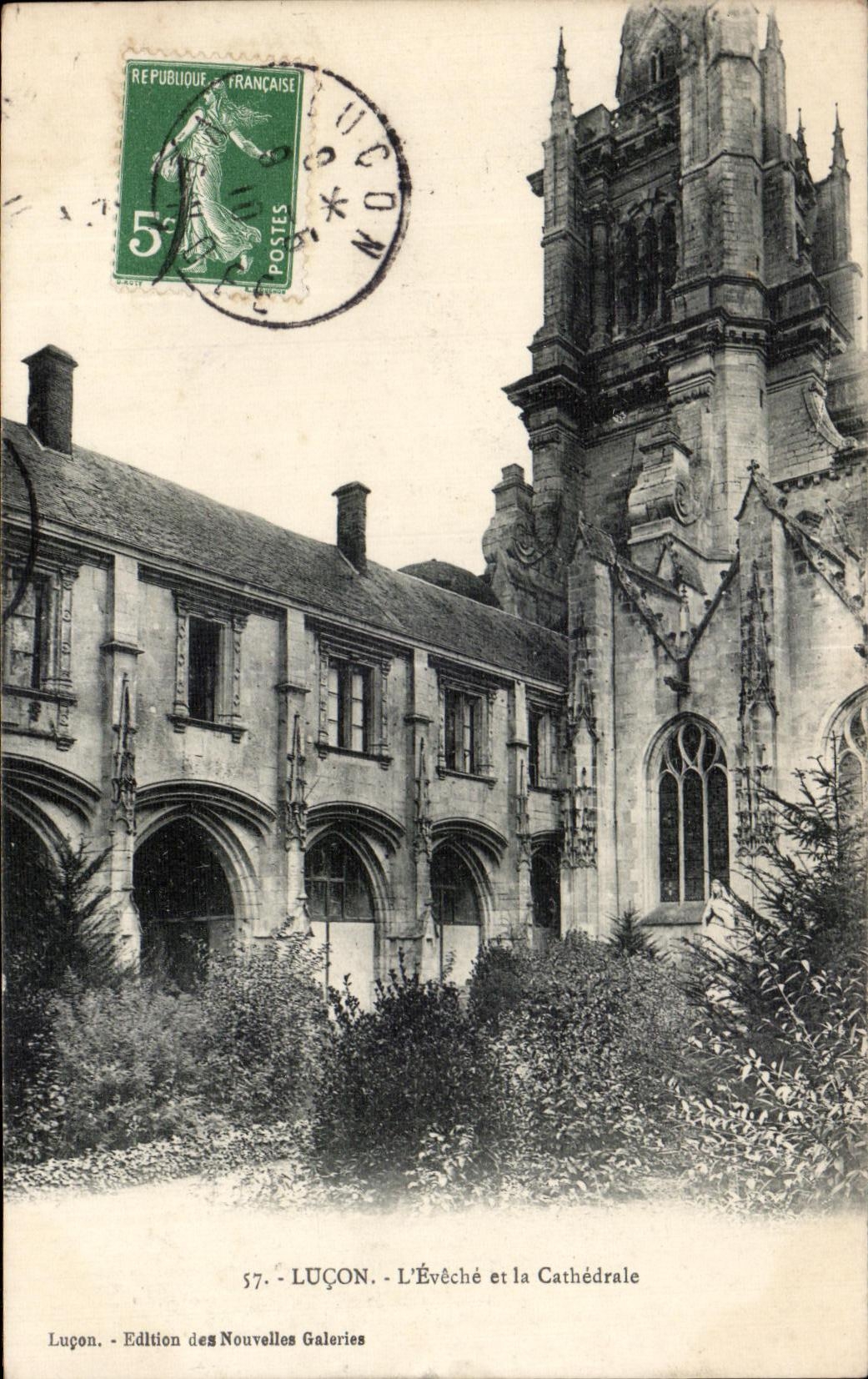 CPA Lucon L evche et la Cathedrale