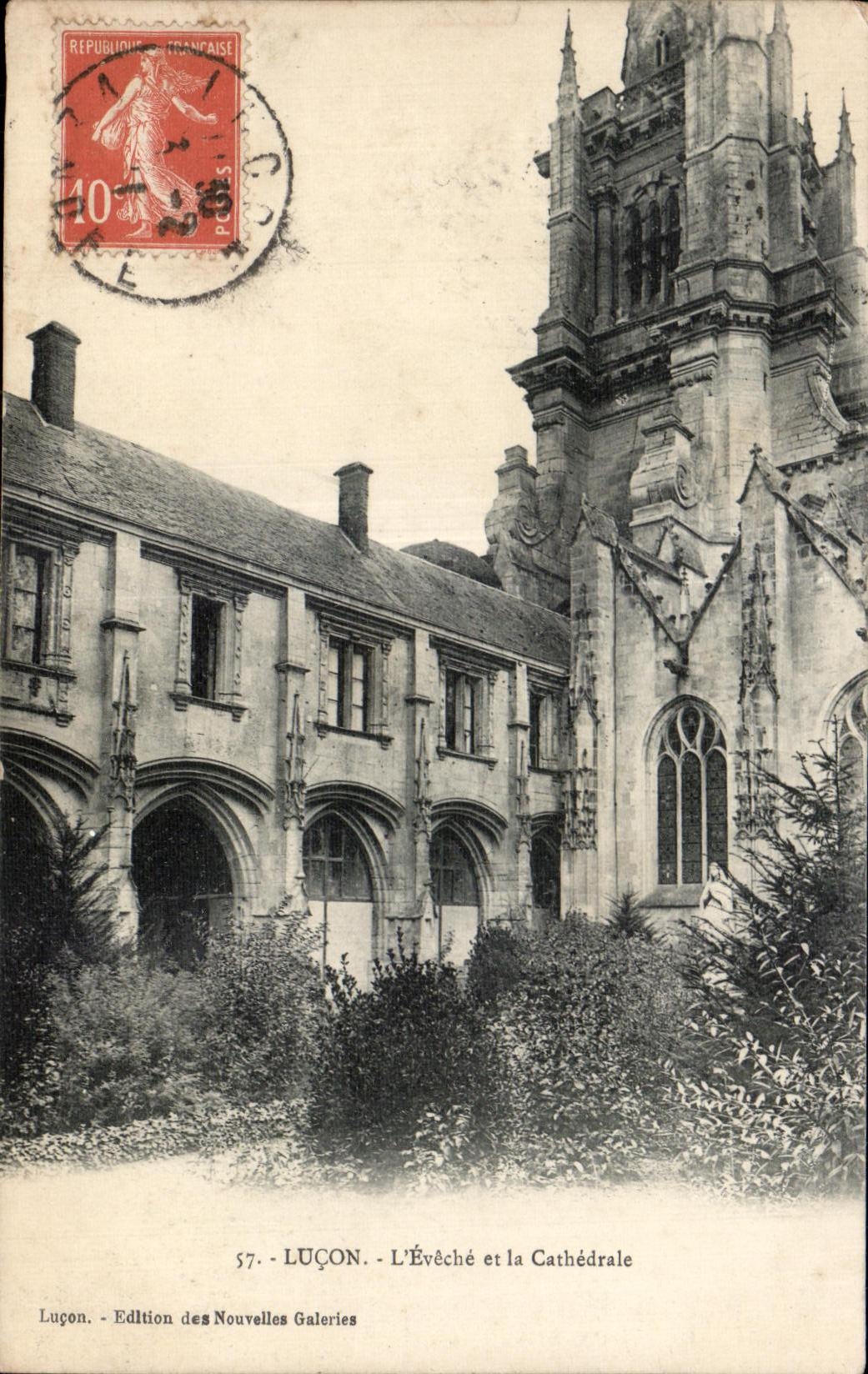 CPA Lucon L evche et la Cathedrale