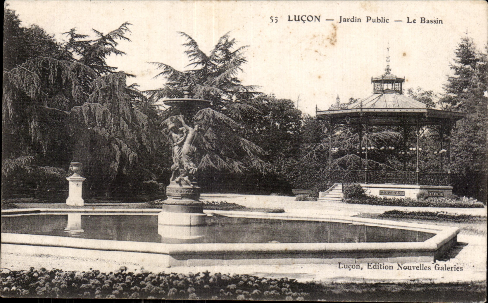 CPA Lucon Jardin Public le Bassin