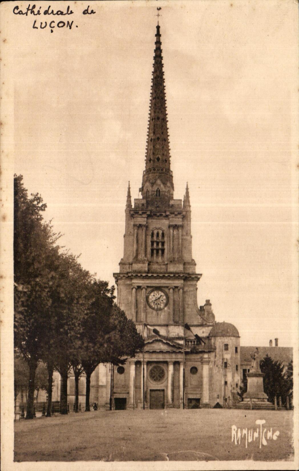 CPA Catherale de Lucon clocher de l Annee 1700 environ hauteur 75m