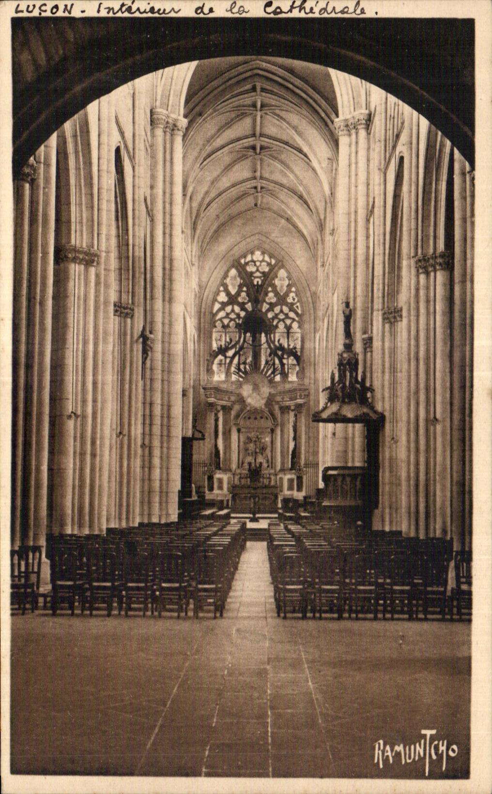 CPA Lucon interieurs de la cathedrale