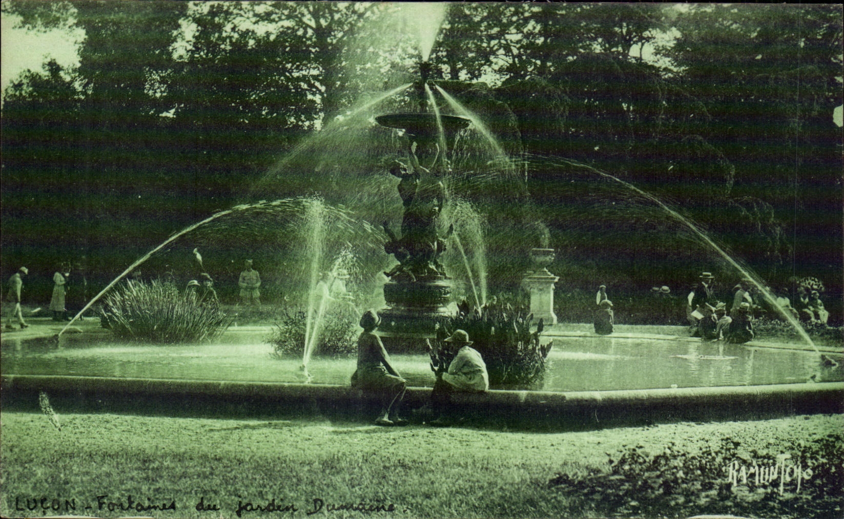 CPA Lucon fontaines du jardin dumaine