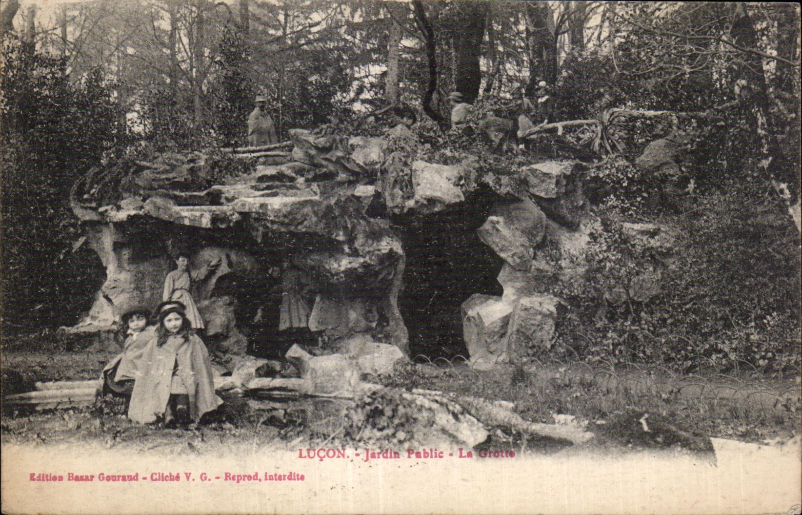 CPA Lucon jardin public la grotte Enfants
