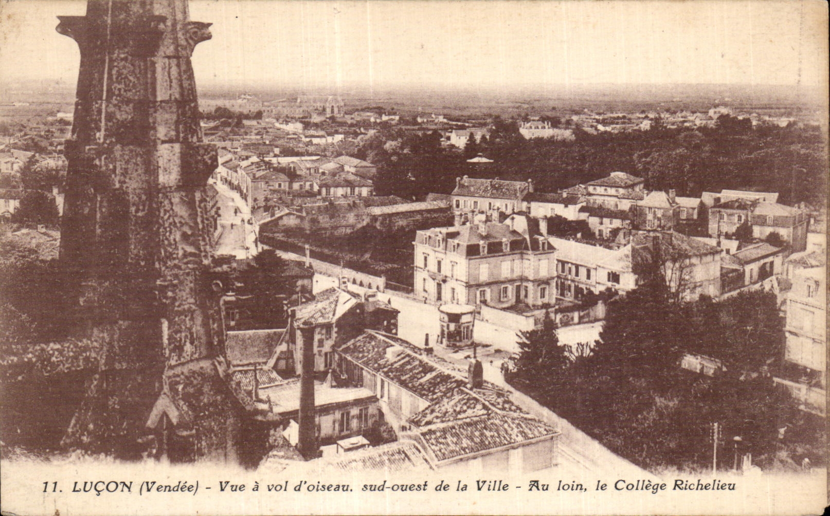 CPA vue a vol d Oiseau sud ouest de la ville au loin le college richelieu