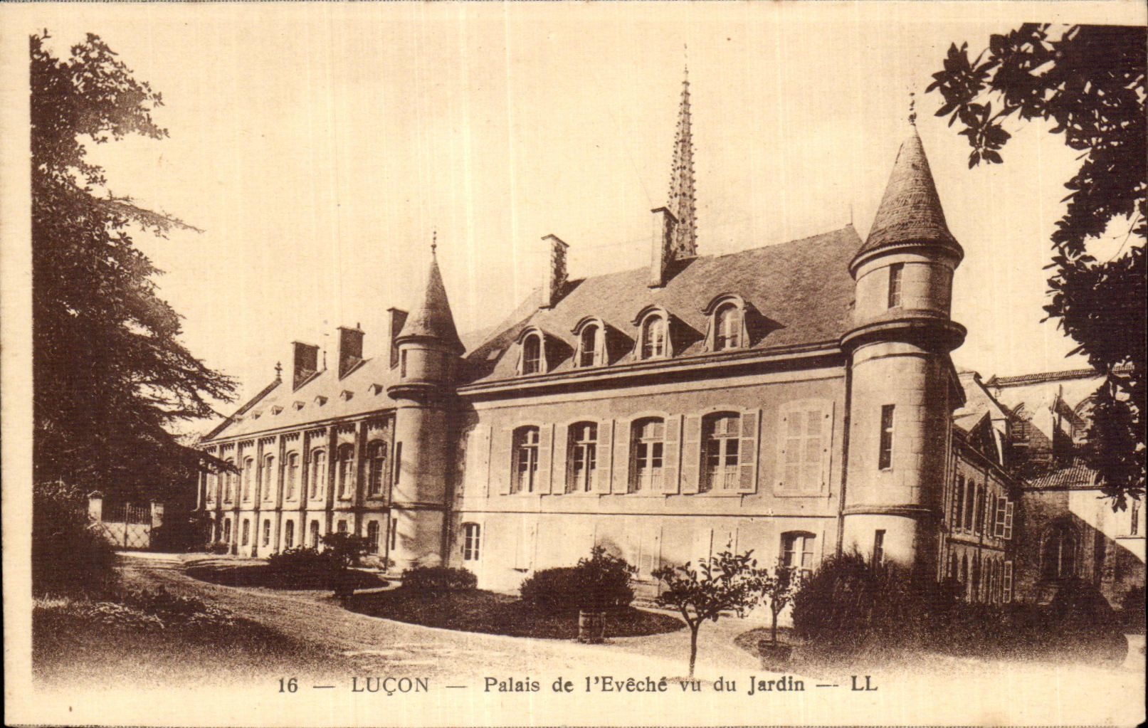 CPA Lucon palais de l Eveche vu du jardin