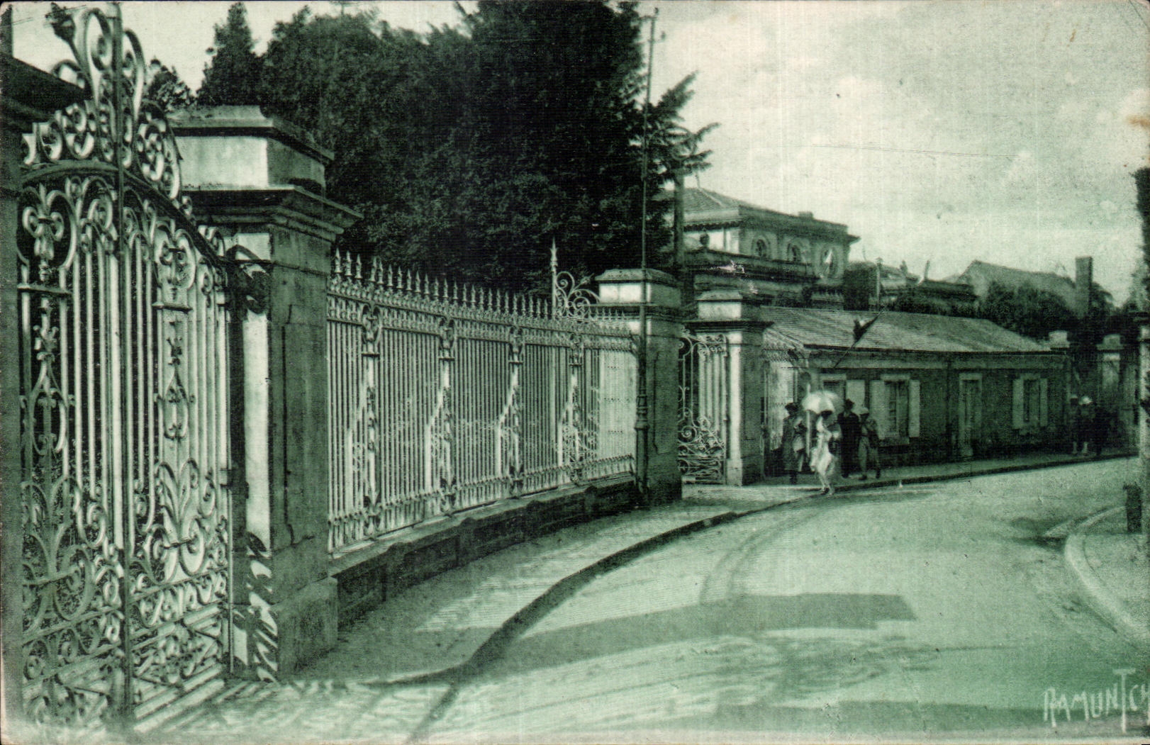 CPA Lucon Entree du jardin dumaine legue a la ville par H dumaine