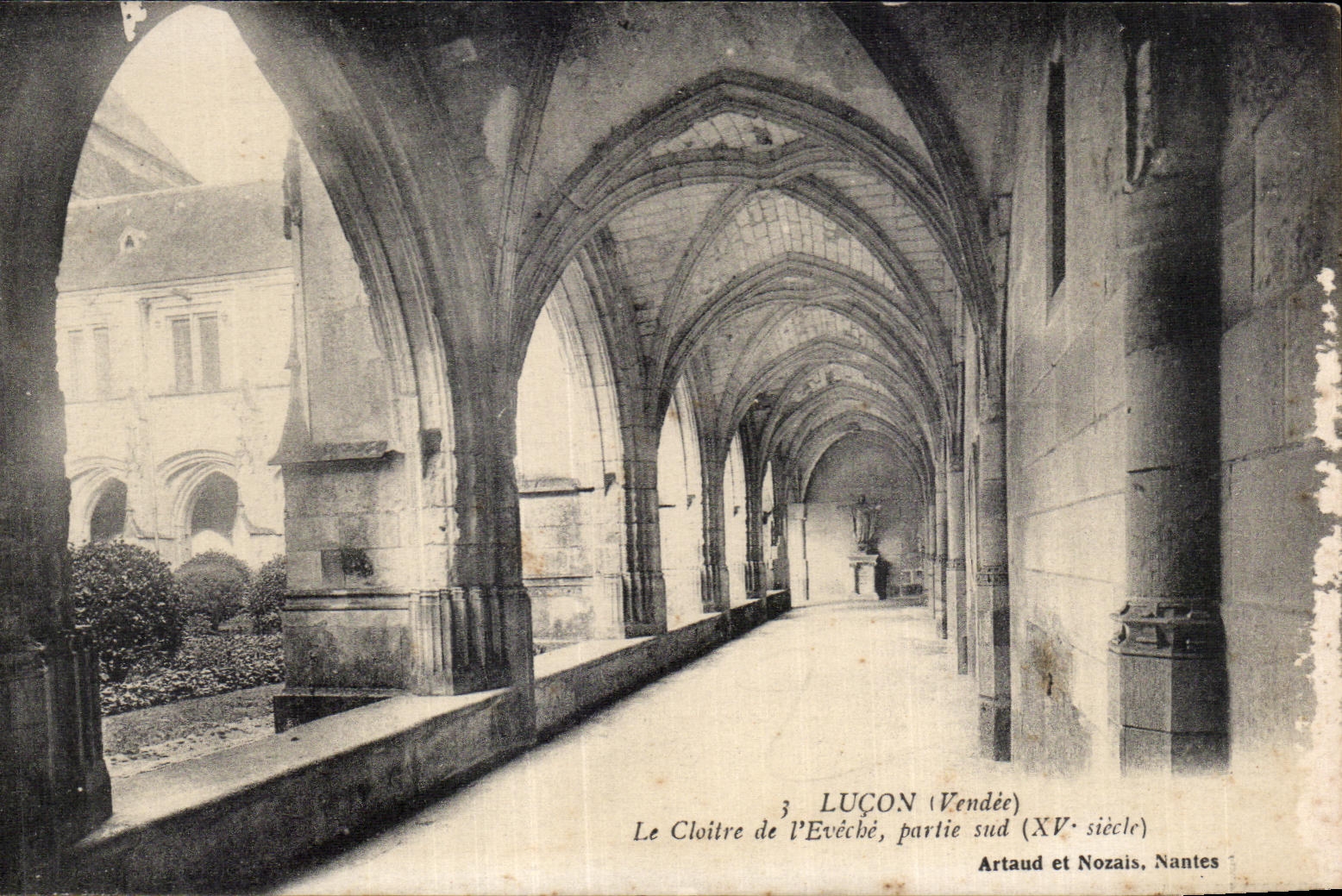 CPA Lucon le cloitre de l Eveche partie sud