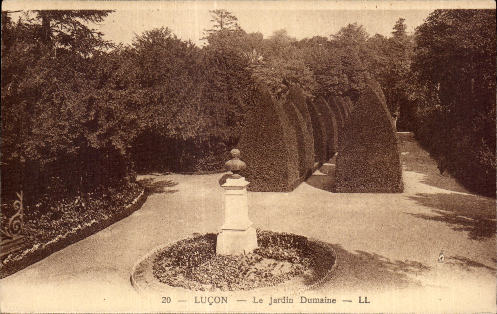 CPA Lucon le jardin dumasine