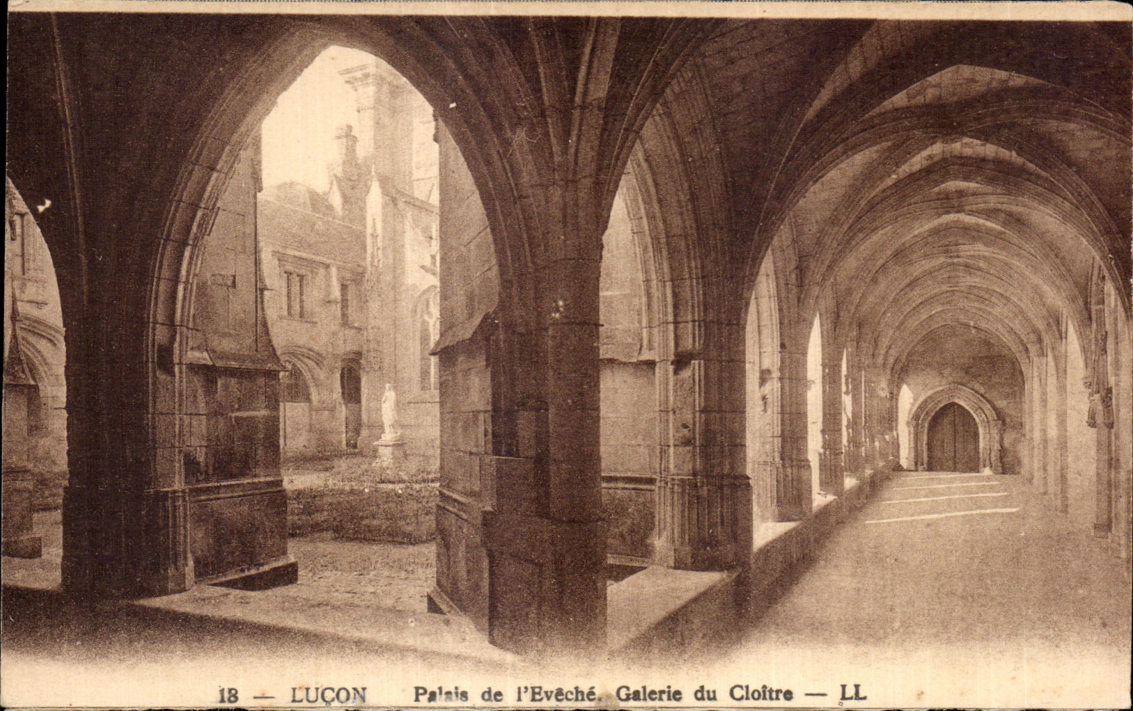 CPA Lucon plals de i Eveche galerie du cloitre