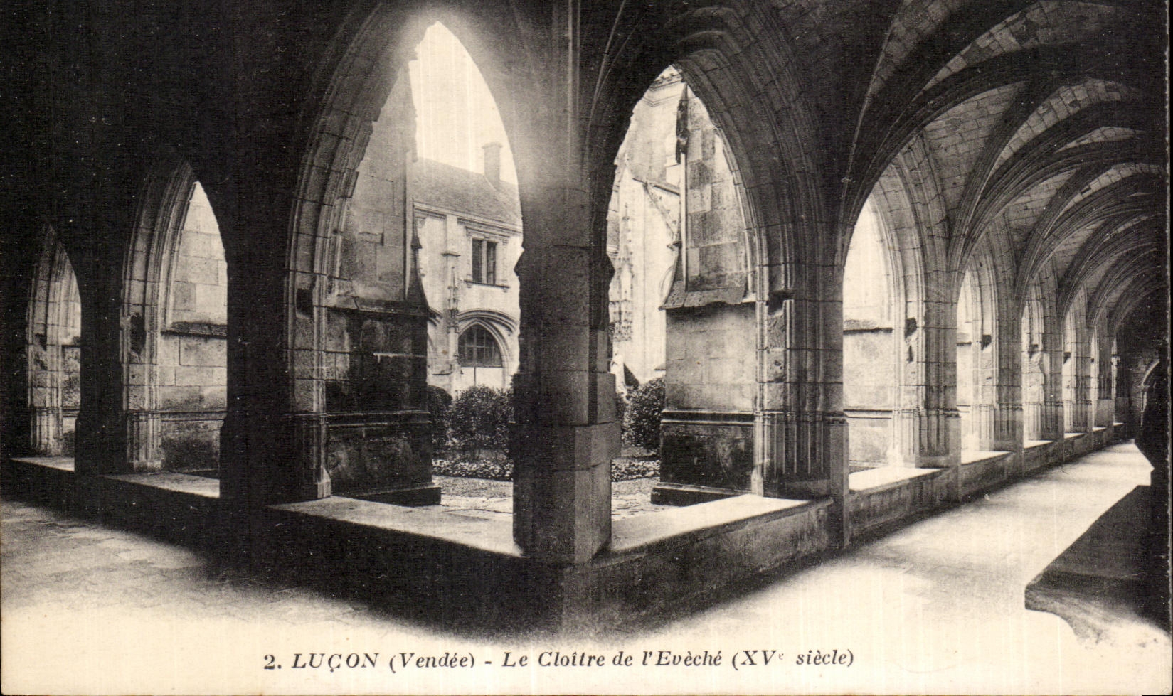 CPA Lucon le cloitre de i eveche