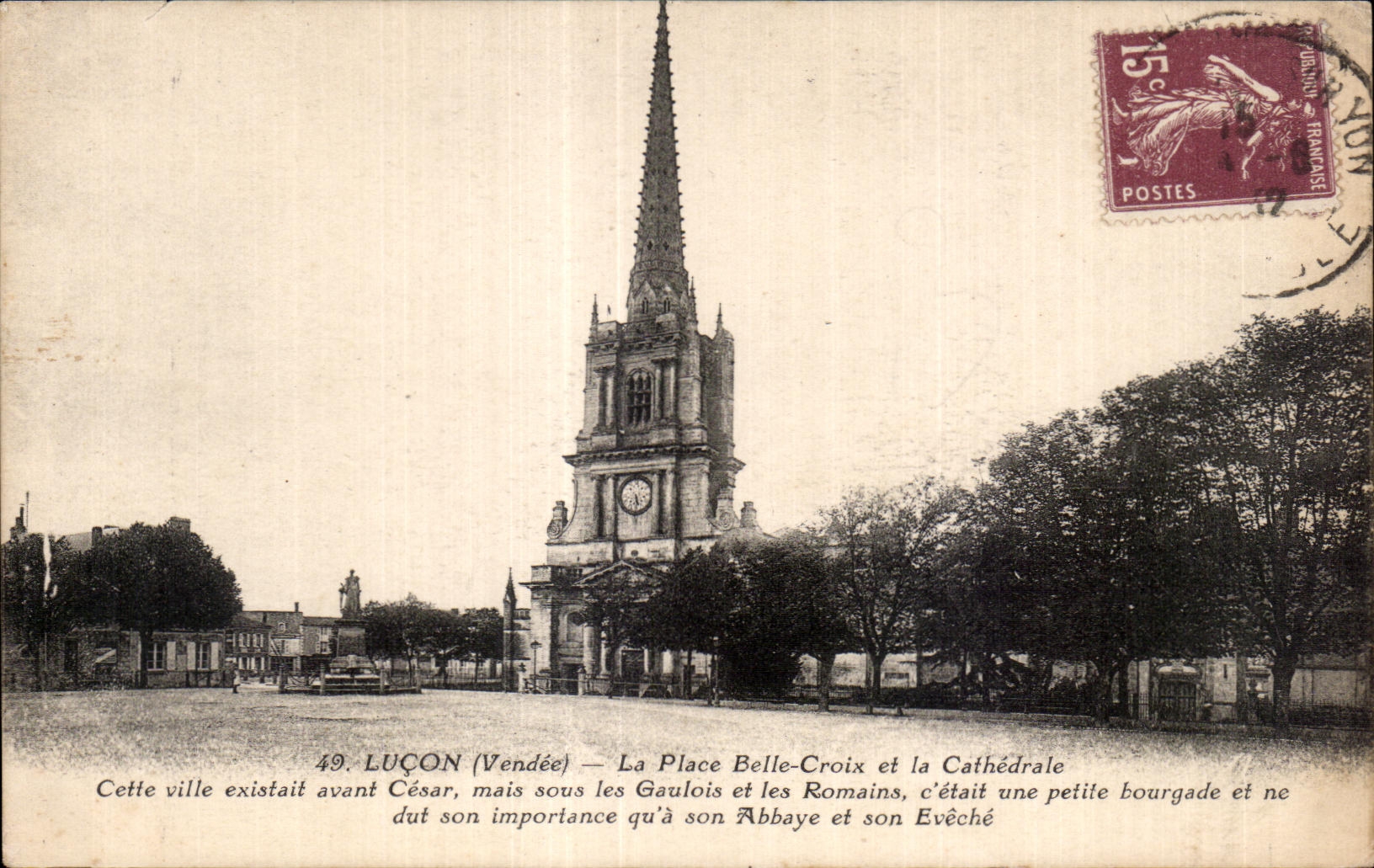 CPA Lucon la place belle croix et la cathedrale cette ville existait avant cesar mais sous les gaulois et les romains c