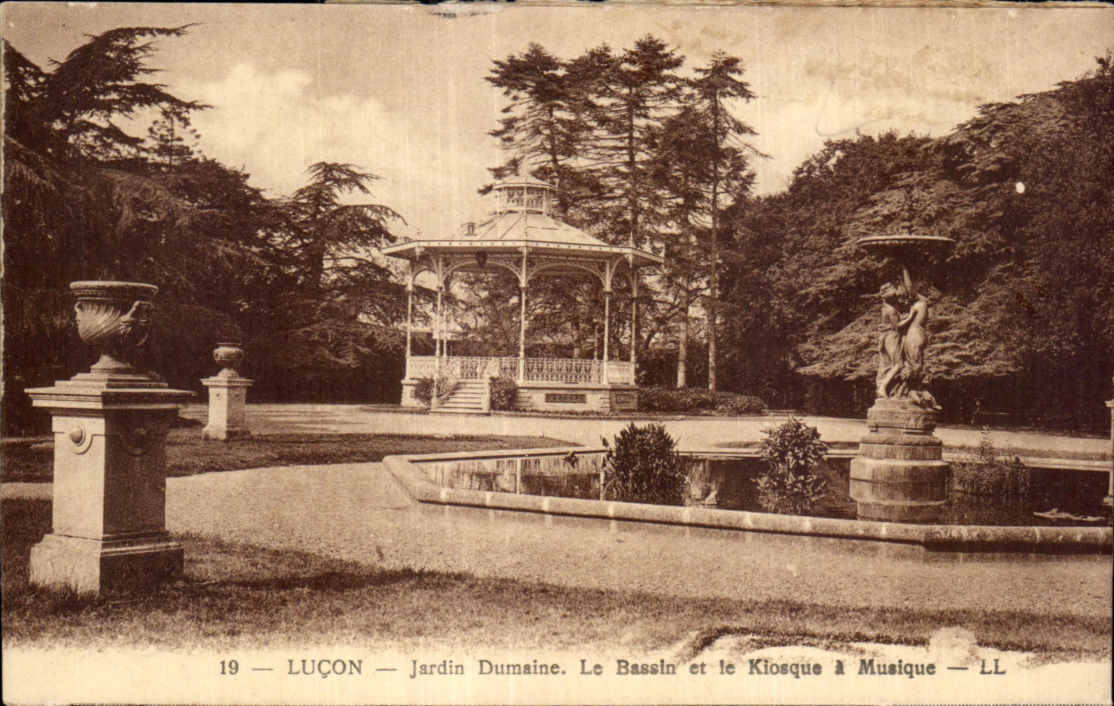 CPA Lucon jardin dumaine le bassin et le kiosque musique