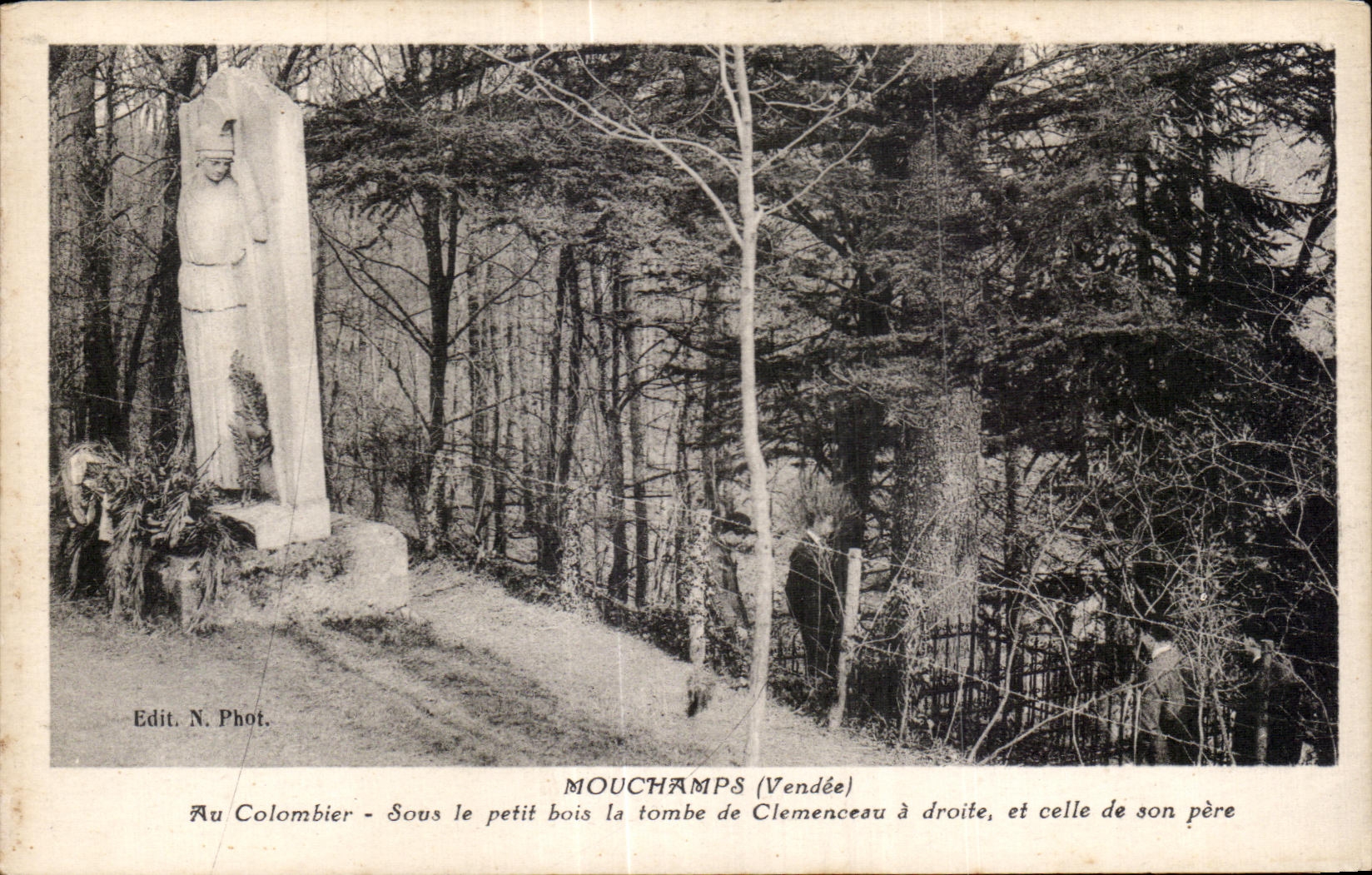 CPA Mouchamps (Vendee) Au Colombier Sous le petit bois la tombe de Clemenceau a droife et celle de son pere