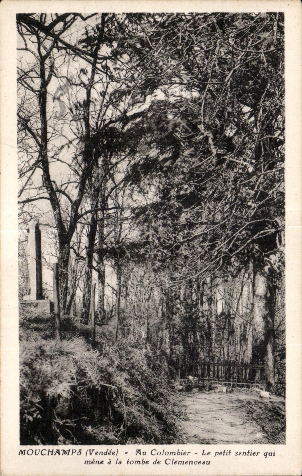 CPA Mouchamps (Vendee) Au Colombier Le petit sentier qui mene a la tombe de Clemenceau