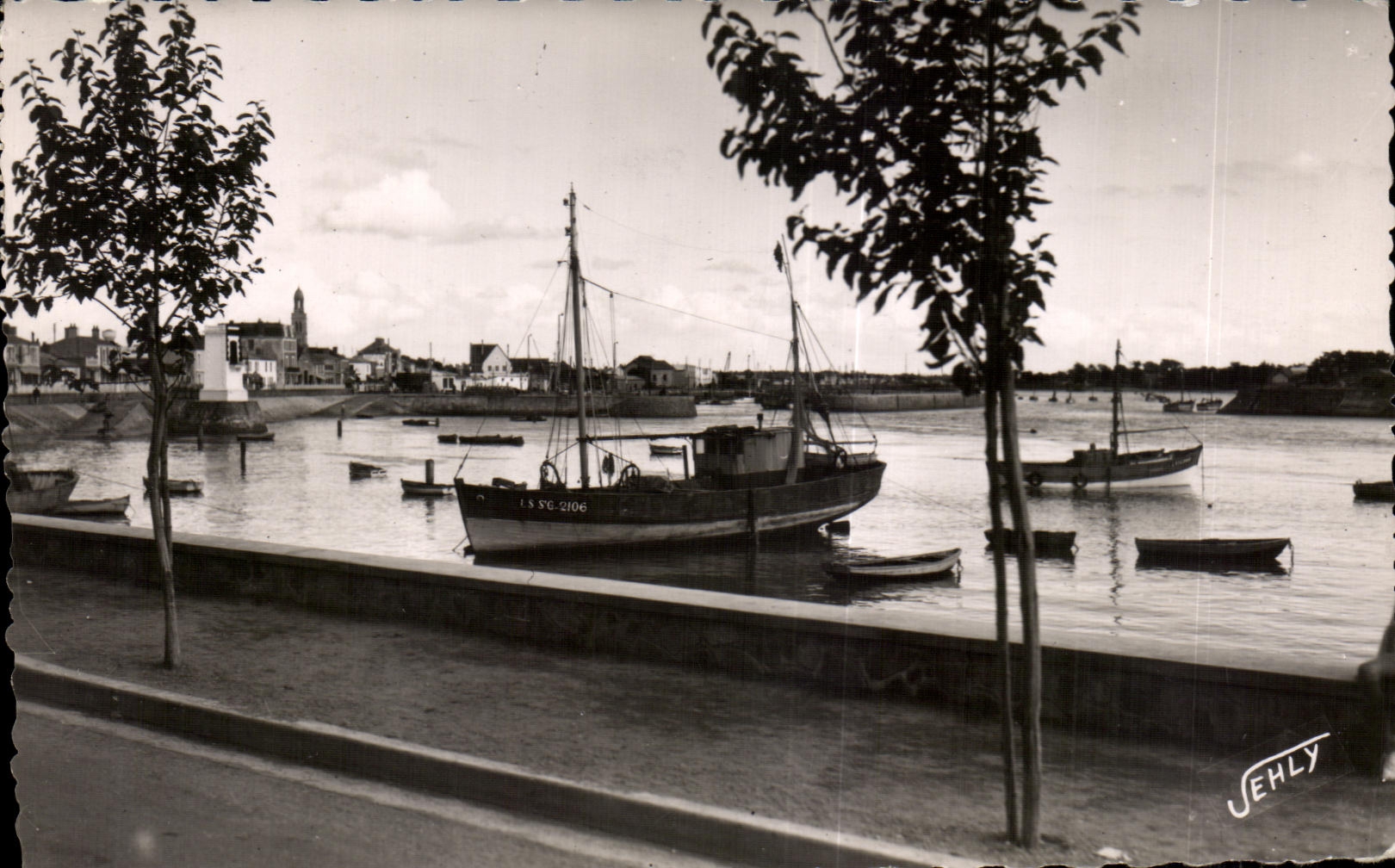 CPA Croix de vle vendee Le port vu de l avenue de la corniche