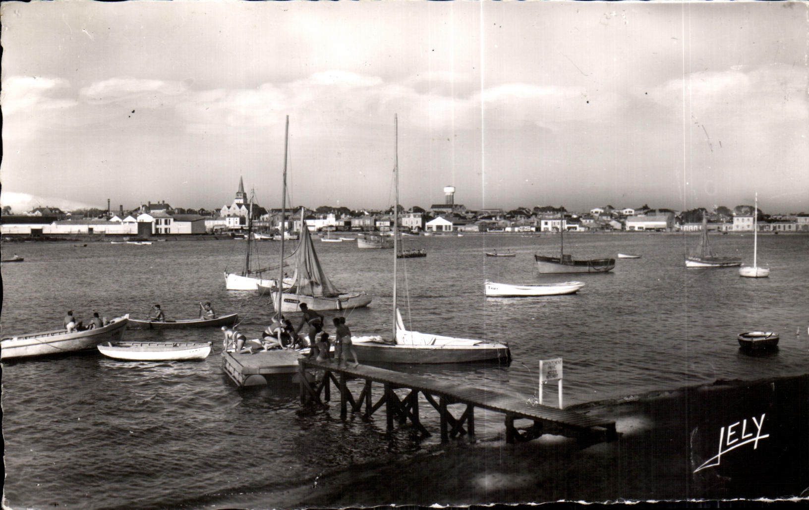 CPA Saint gilles sur vie Vendee L arriere port
