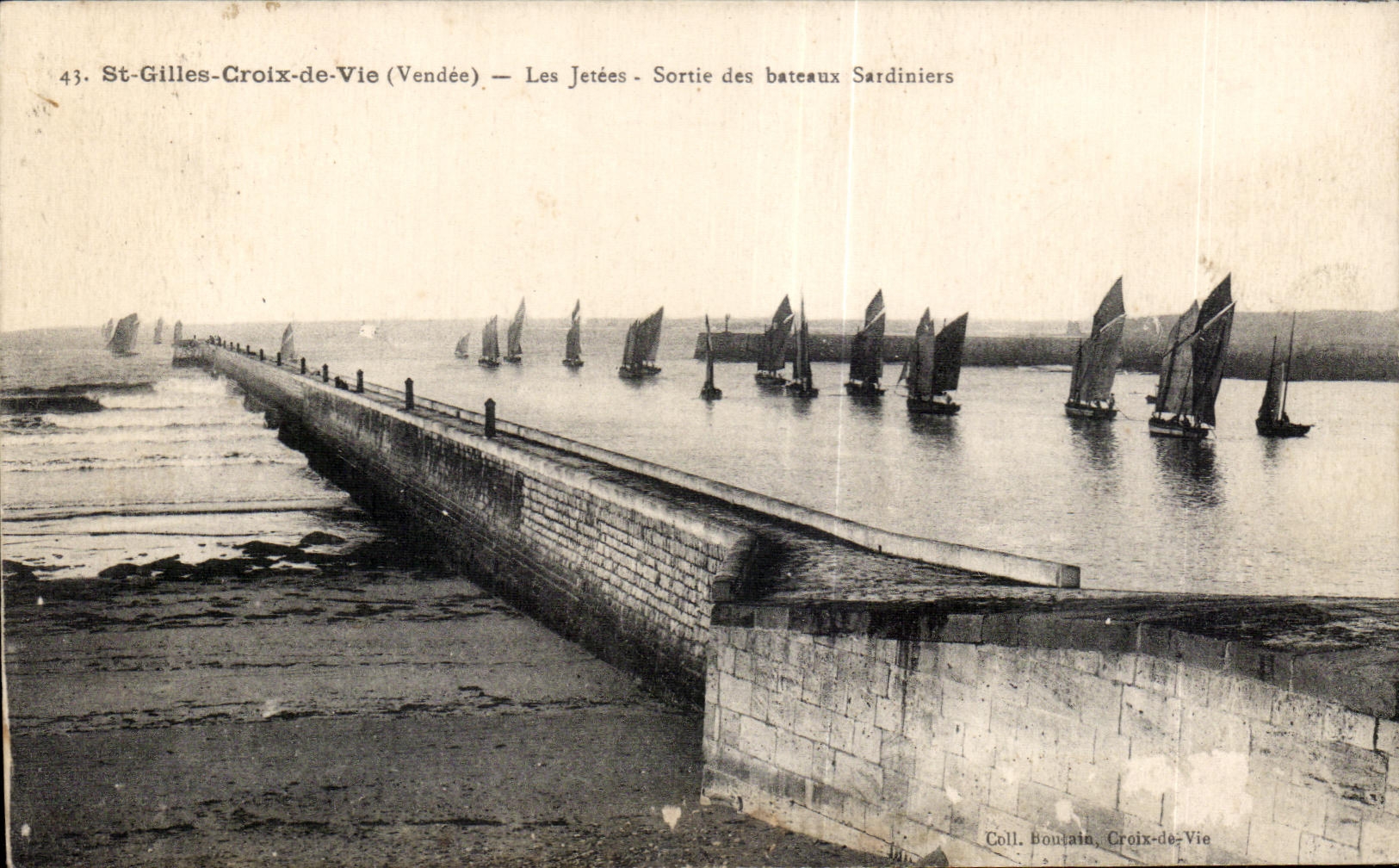 CPA St gilles croix de vle vendee les jetees sortie des vateaux sardiniers