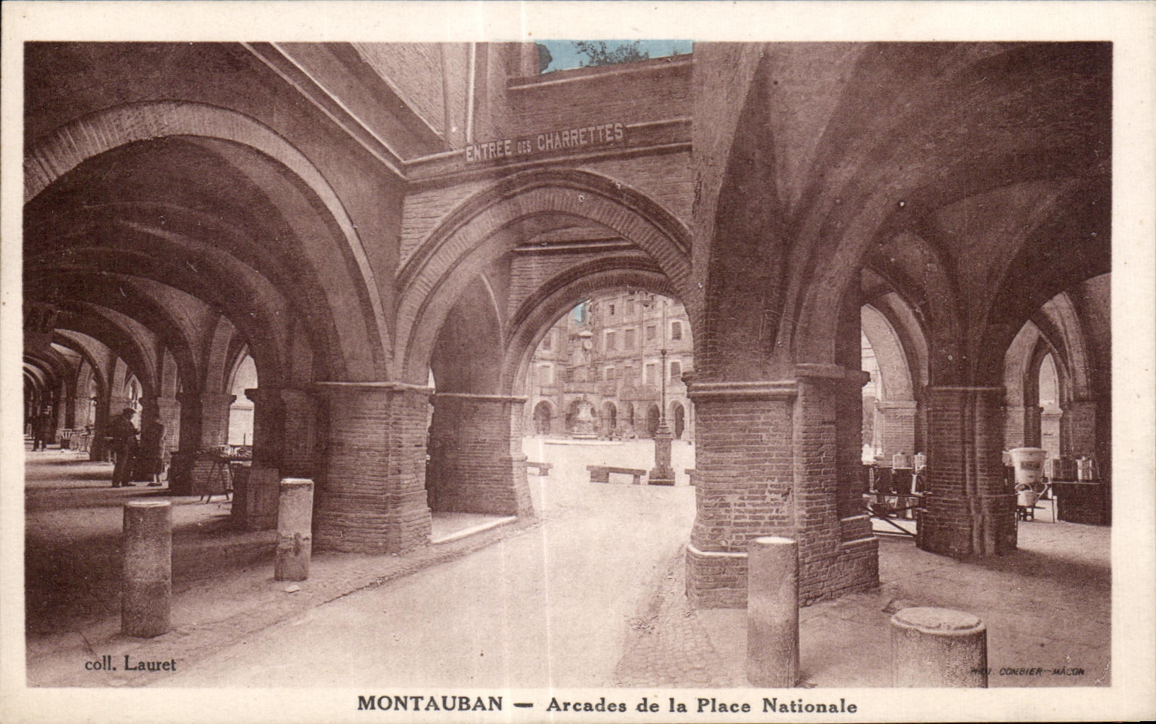 CPA Montauban Arcades of the National Place Entering of the charettes