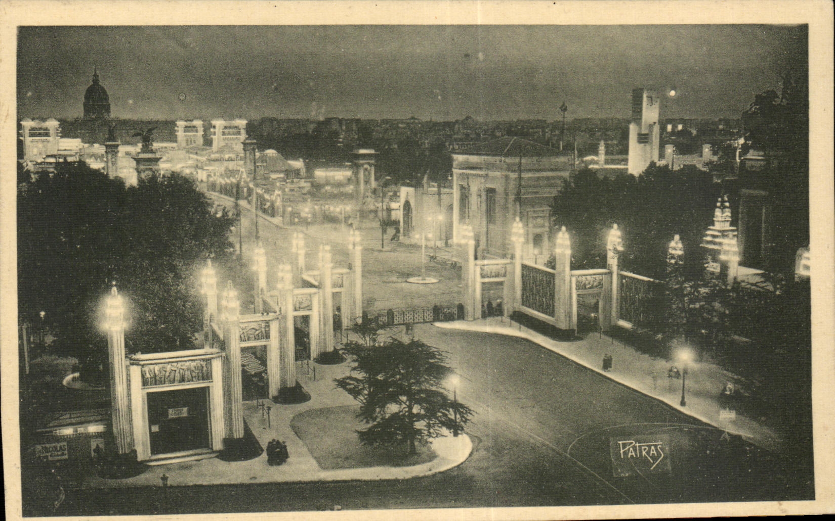 CPA l Exposition des arts Decoratifs vue la NUIT Paris 1925 Porte d Honneur Main Entrance