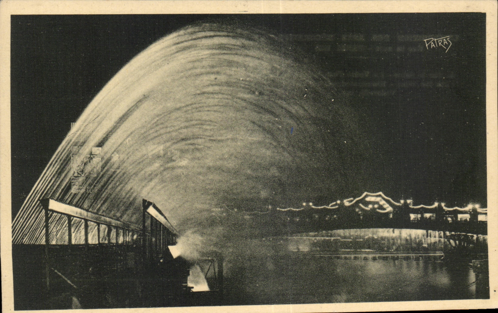 CPA l Exposition des arts Decoratifs vue la NUIT Paris 1925 Sur la Seine la voute d eau lumineuse