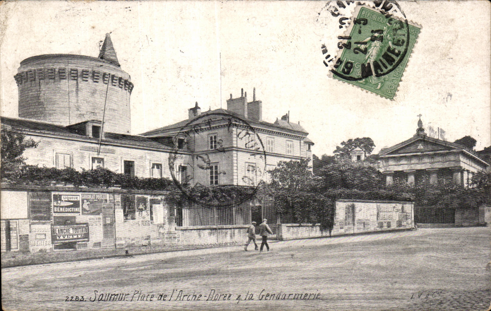 CPA Saumur Place de L Arche Doree La Gendarmerie