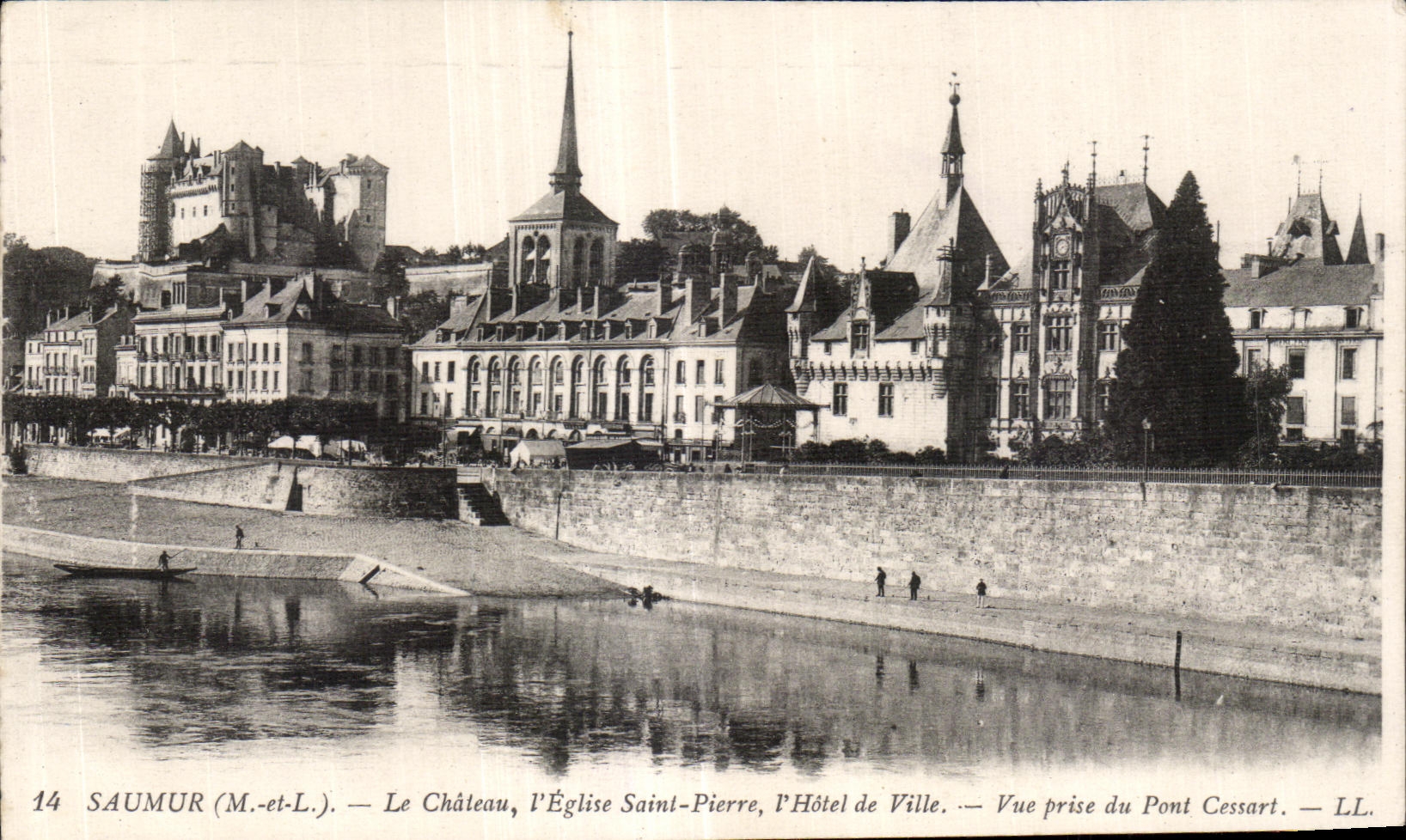 CPA Saumur Le Chateau I Eglise Saint Pierre I Hotel de Ville Vue prise du Pont Cessart