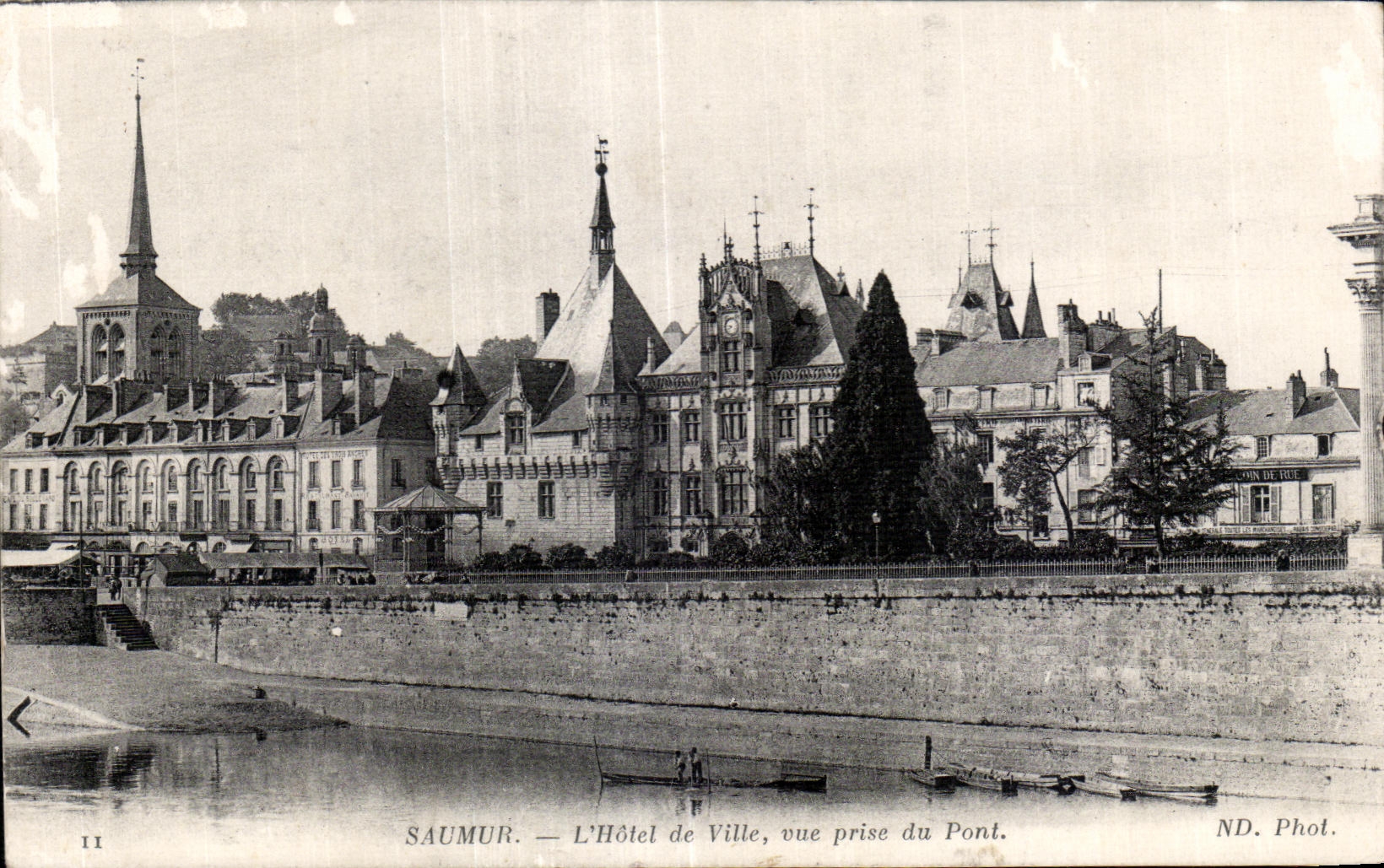 CPA Saumur L Hotel de Ville vue prise du Pont