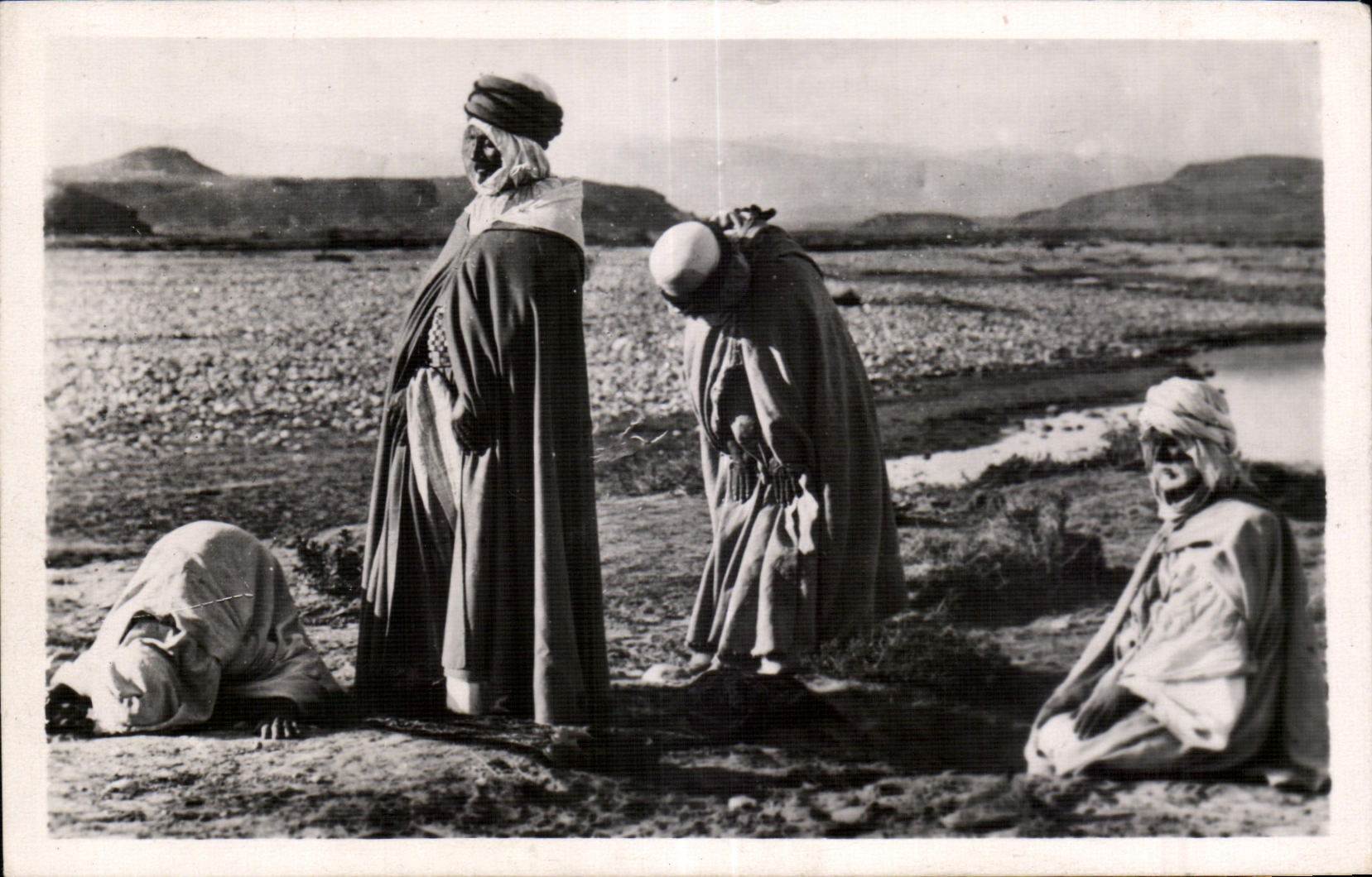 Escenas de CPA Argelia y Africa del Norte estAndar el rezo en desierto