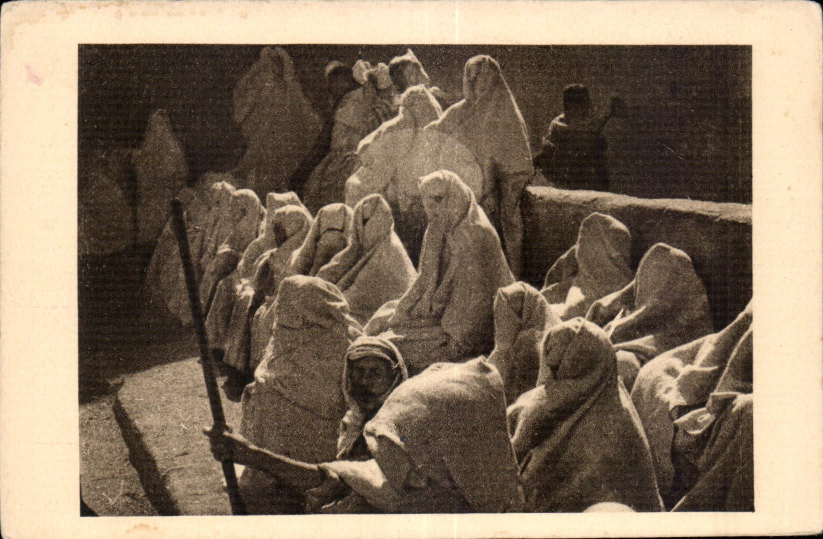 CPA Morocco Morocco Women in front of the Mosque Folklore Costume