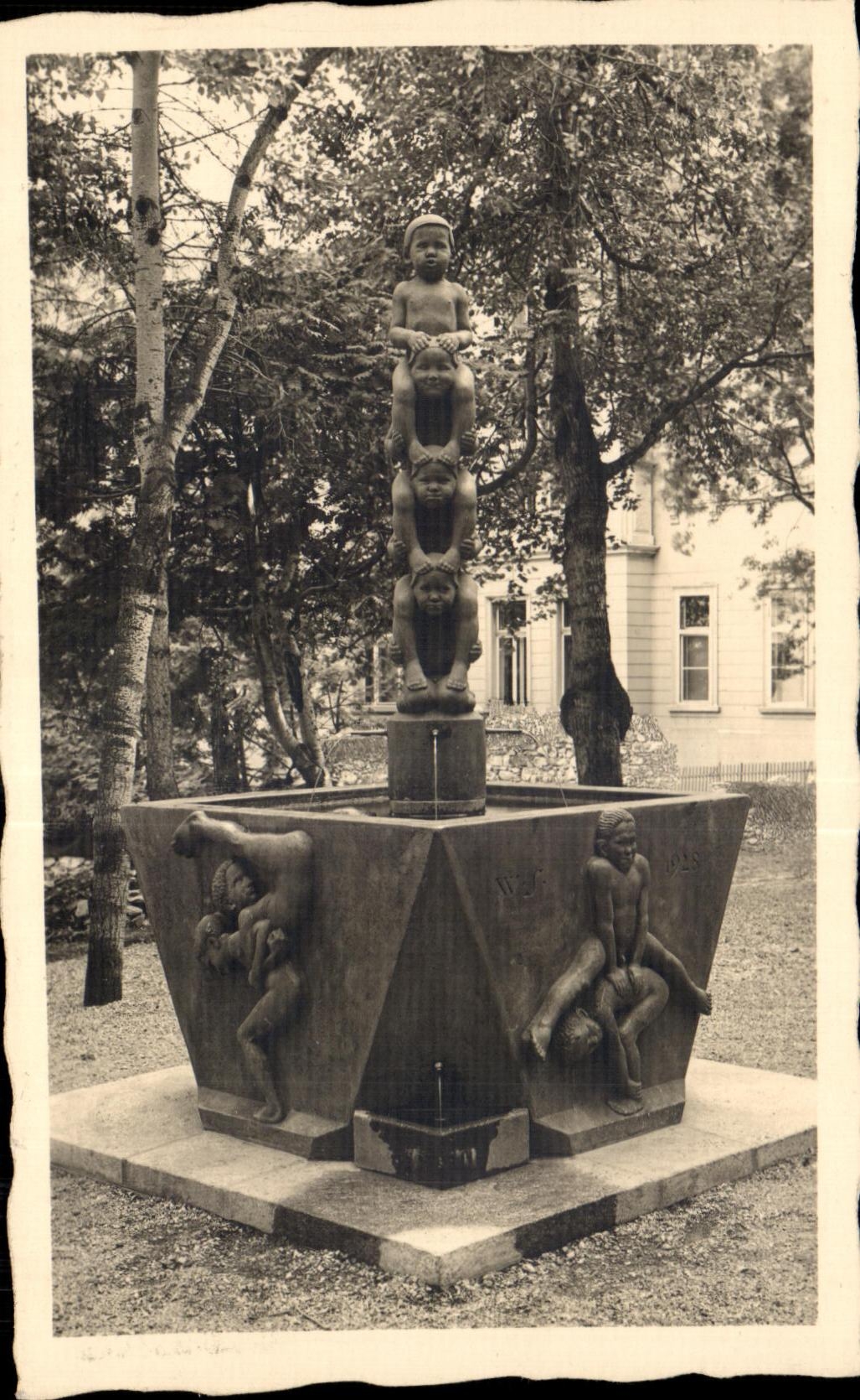 Davos Bubenbrunnen Entwurf Ausfuhrung Bildhauer W Sschwerzmann Minusio