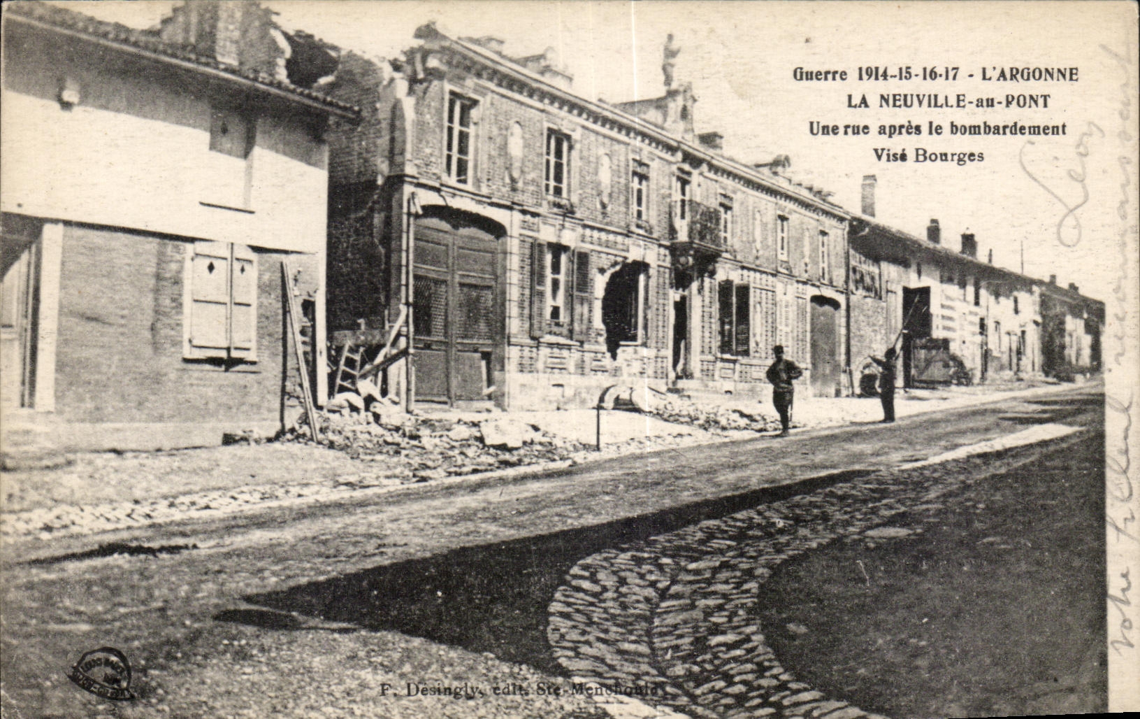 CPA Guerre Argonne Neuville with the Bridge a street after the bombardment Aims Bourges