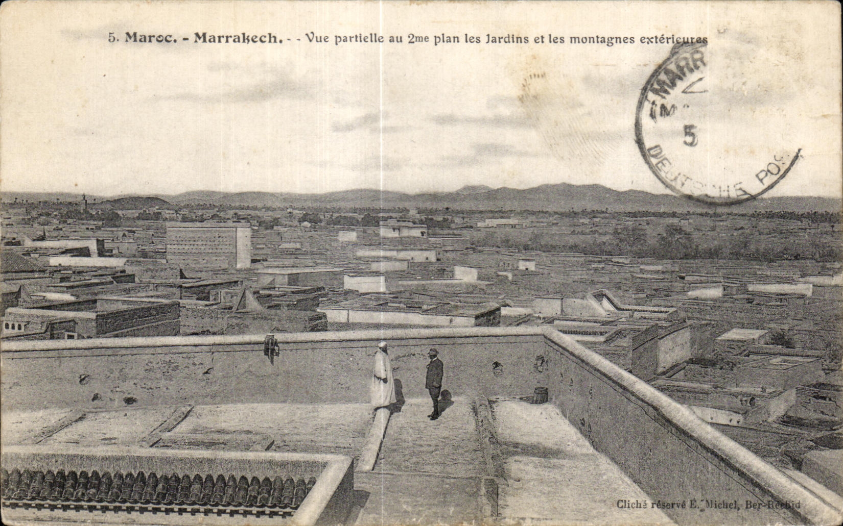 CPA Maroc Maroc Marrakech Vue partielle au 2me Plan les Jardins et les Montages exterieures