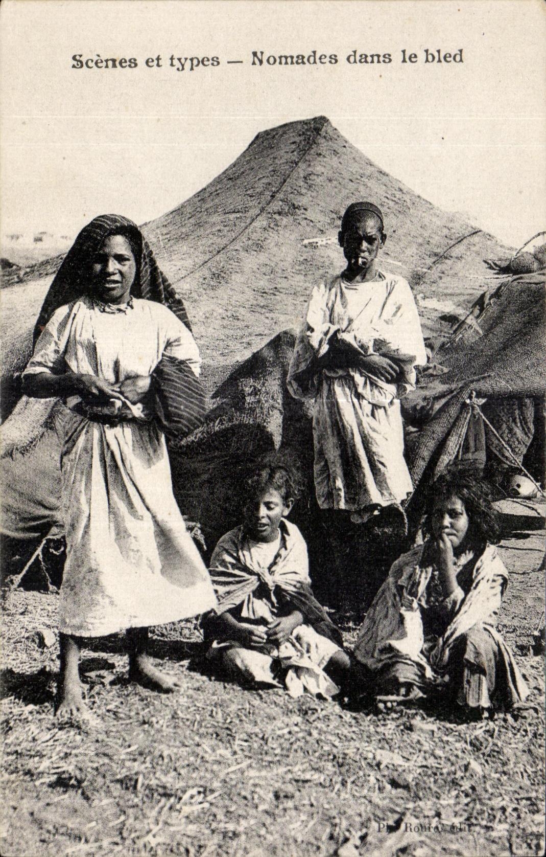 CPA Wandering Morocco Scenes and Standards in the village Folklore Costume