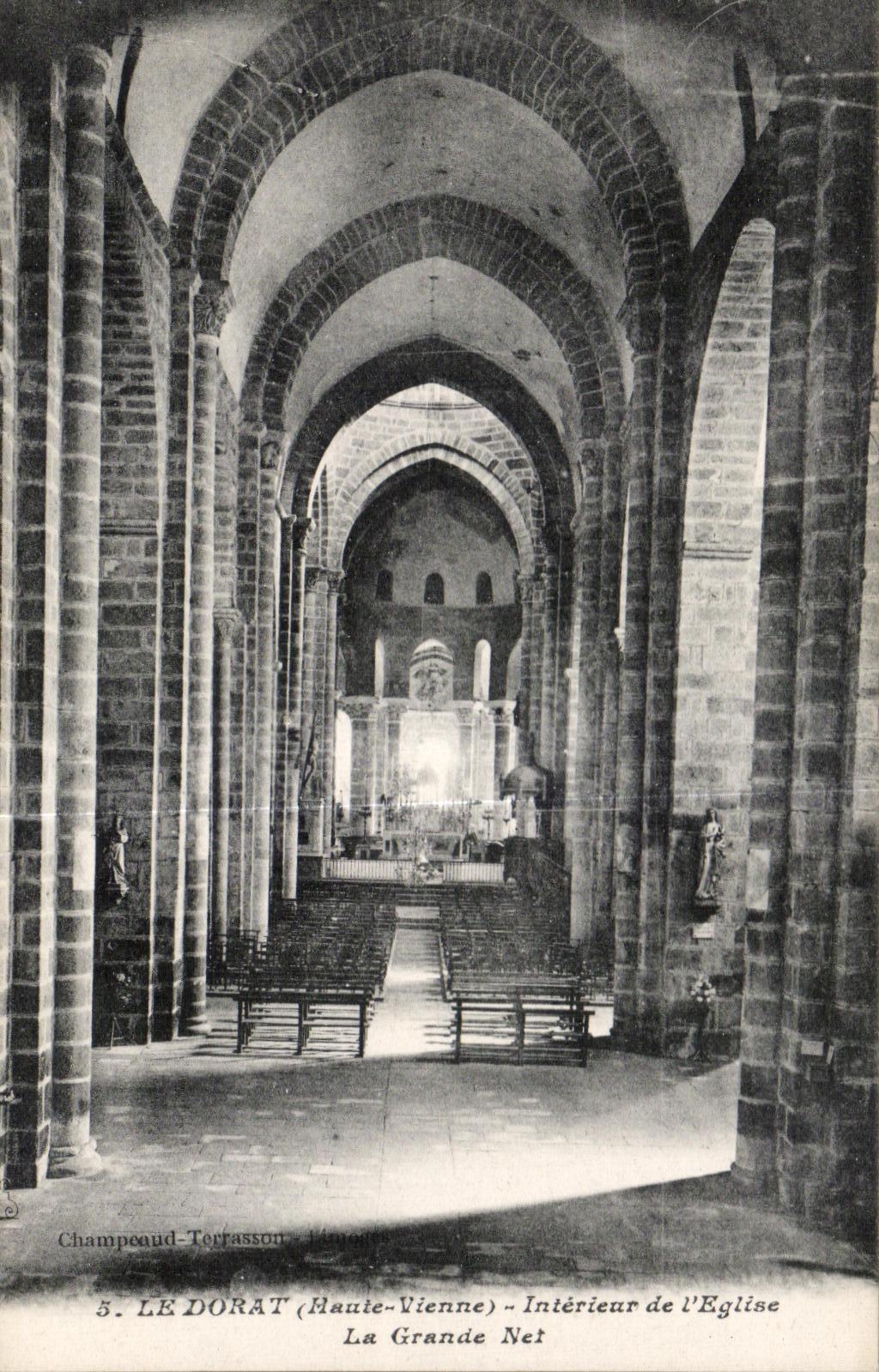 CPA Le Dorat (Haute Vienne) Interieur de I Eglise