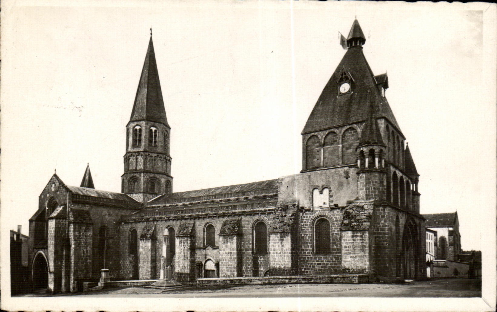 CPA Eglise Collegiale du Dorat (Hte Vienne)