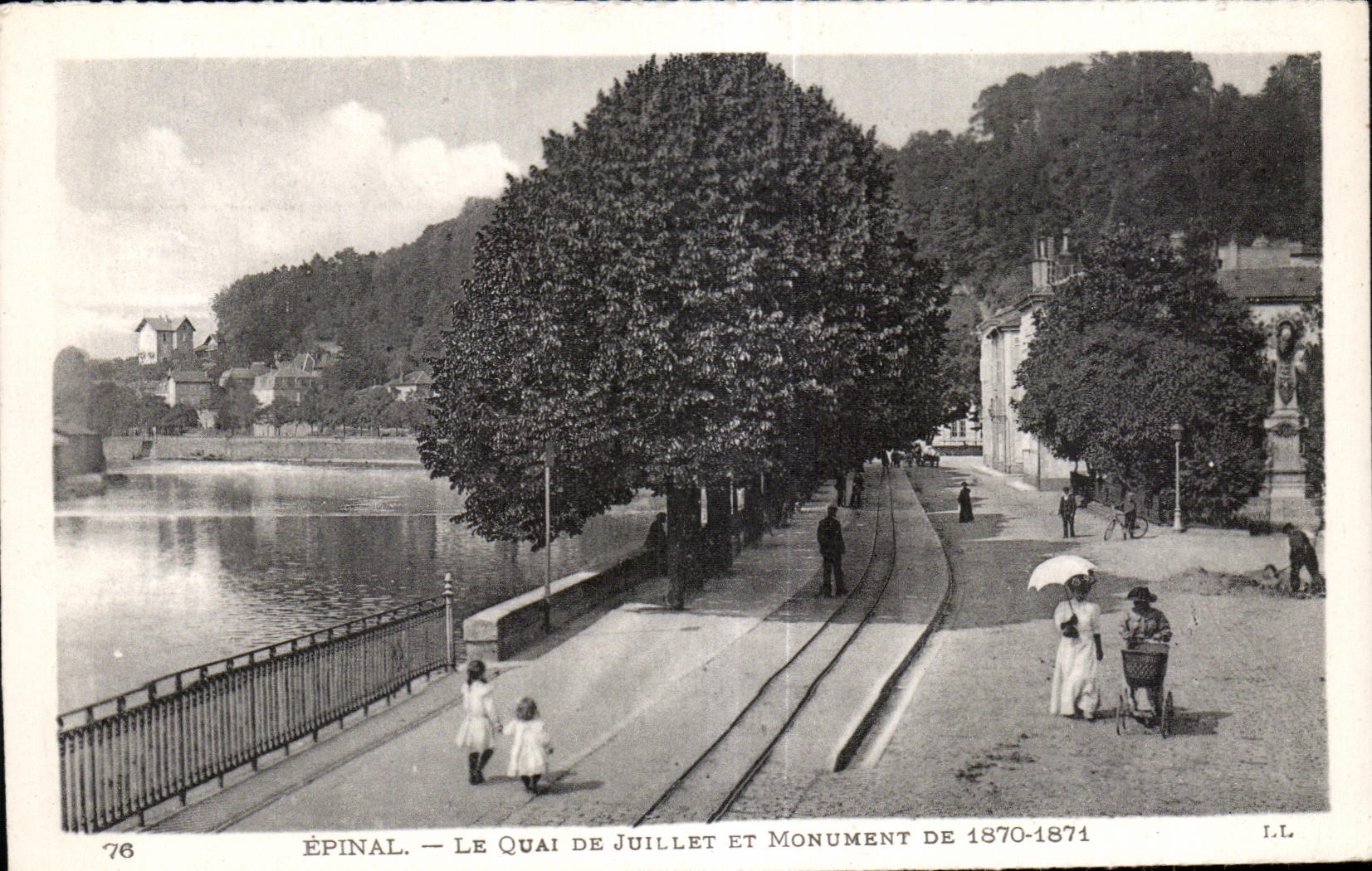 CPA Epinal el Quay de julio y del monumento De1870 1871