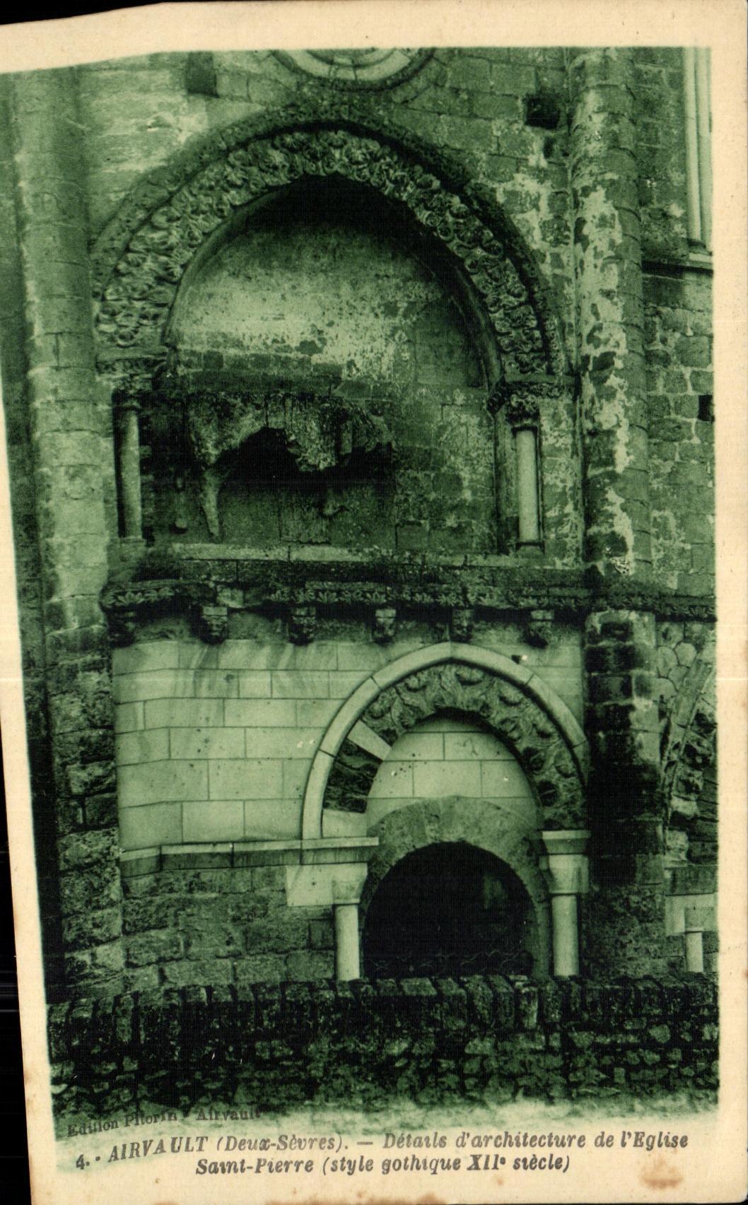 CPA Airvault (deux Sevres) Details d architecture de I Eglise Saint Pierrs (style gotheque XII siecle)