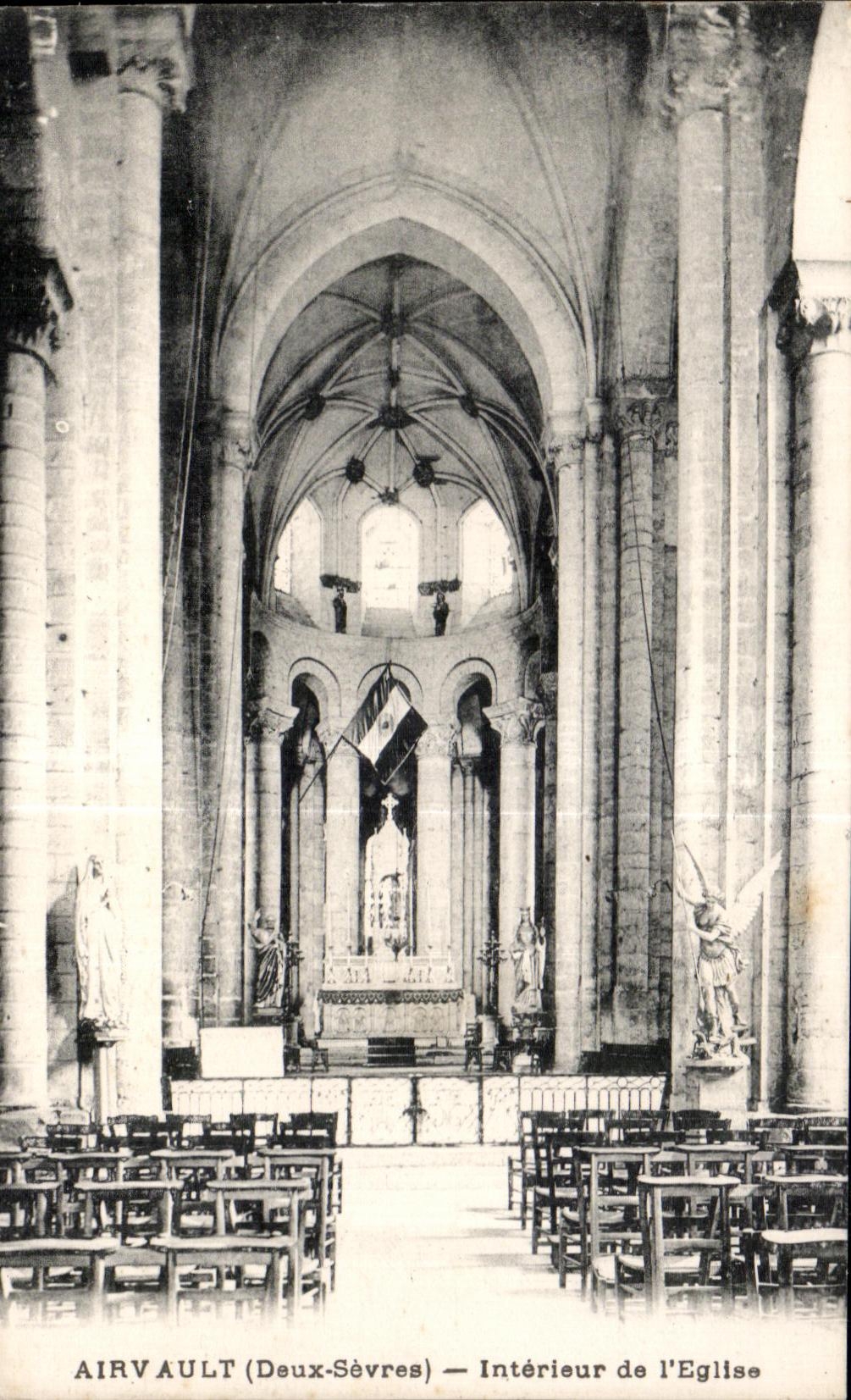 CPA Airvault (Deux Sevres) Interieur de I Eglise