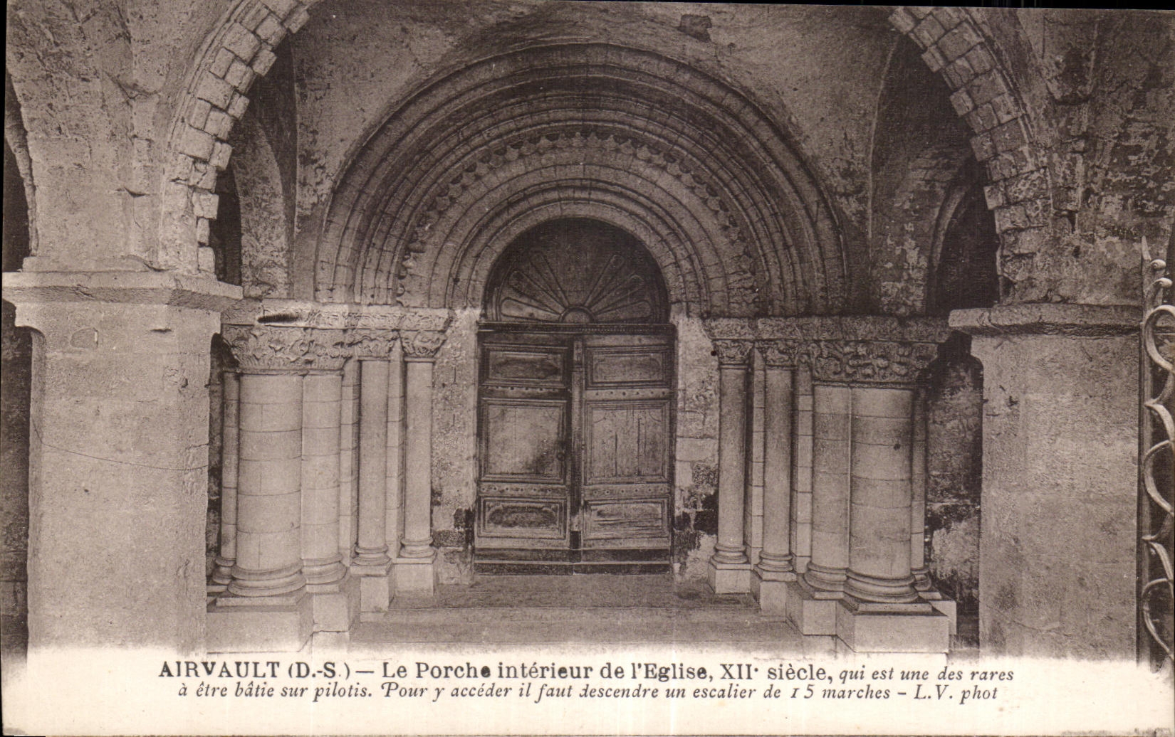 CPA Airvault Le Porche interieur de I Eglise XII siecle qui est une ees rares a etre batie