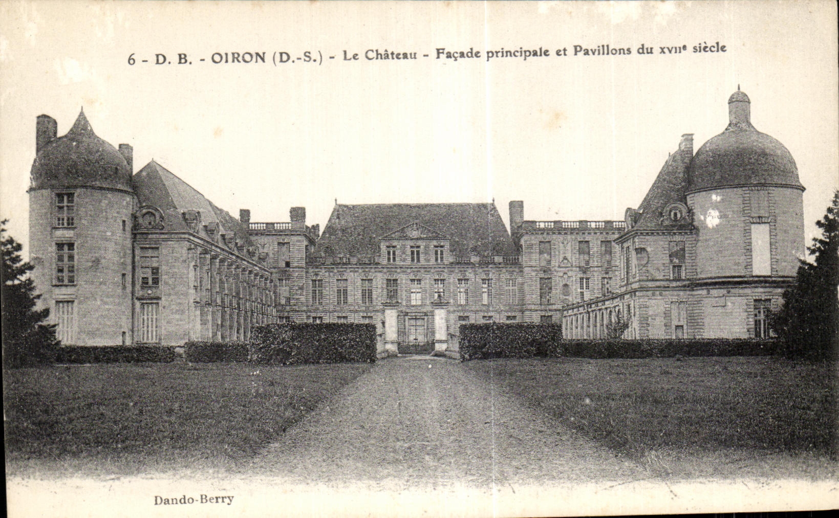 CPA Oiron Le Chateau Facade principale et Pavillons du XVII siecle