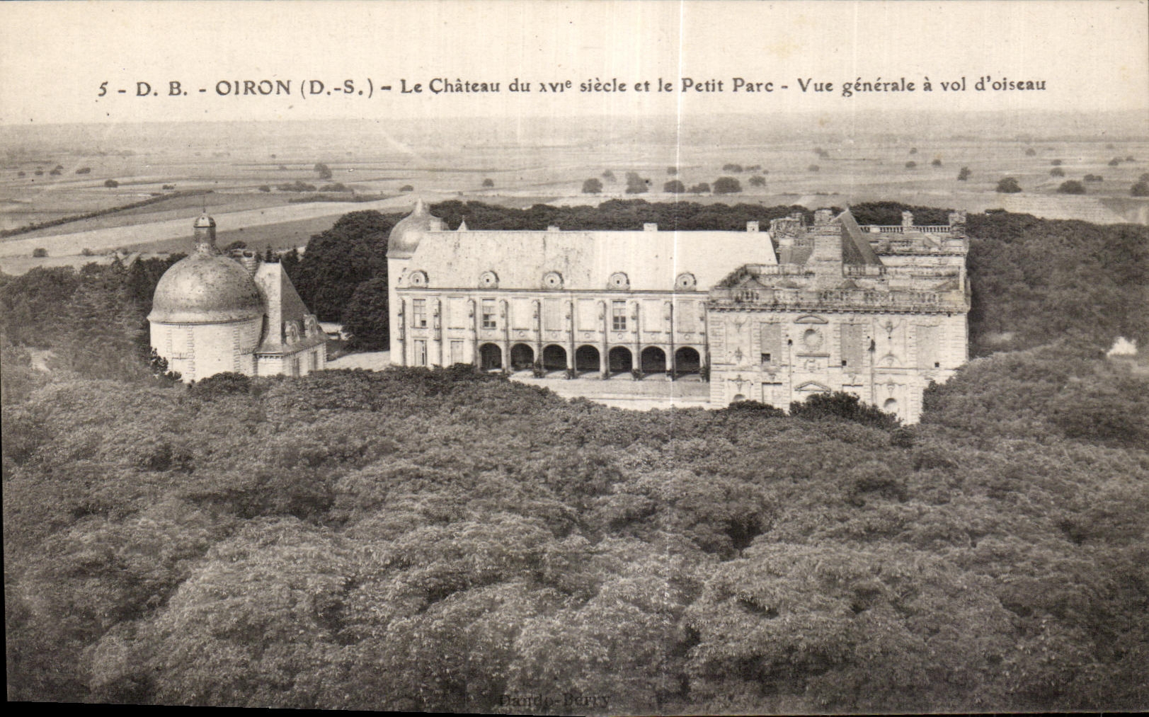 CPA Oiron Le Chateau du XVI siecle et le Petit Parc Vue generale a vol d oiseau