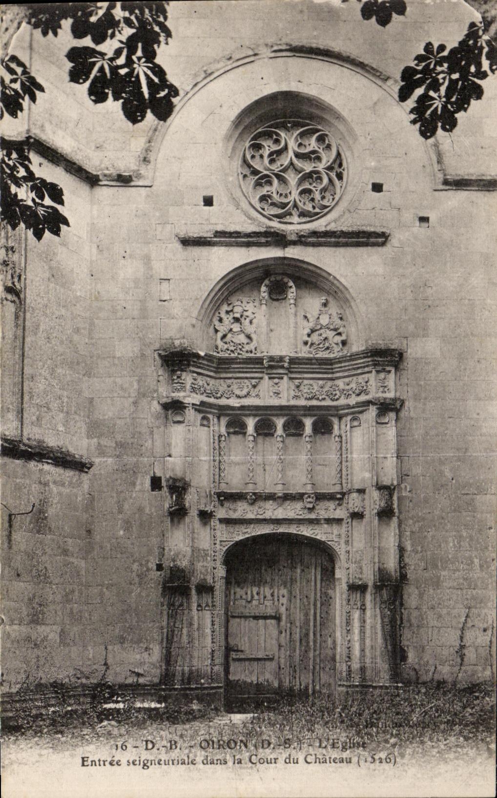 Seigneuriale de la entrada de la iglesia de CPA Oiron en la corte del castillo