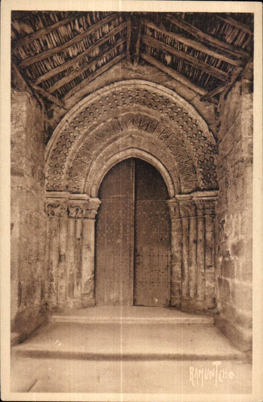 Iglesia romAntica de Secondigny - puerta - CPA