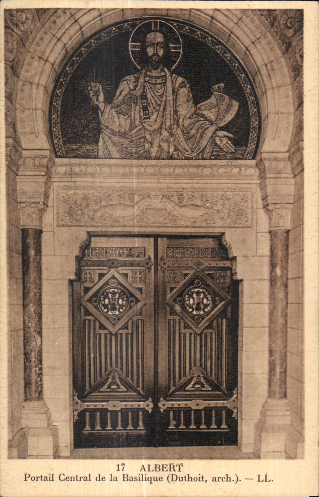 CPA Albert Central Portail of the Basilica