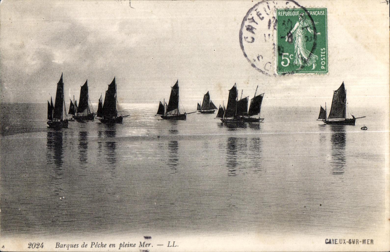 CPA Cayeux on Sea Small fishing boats on the open sea