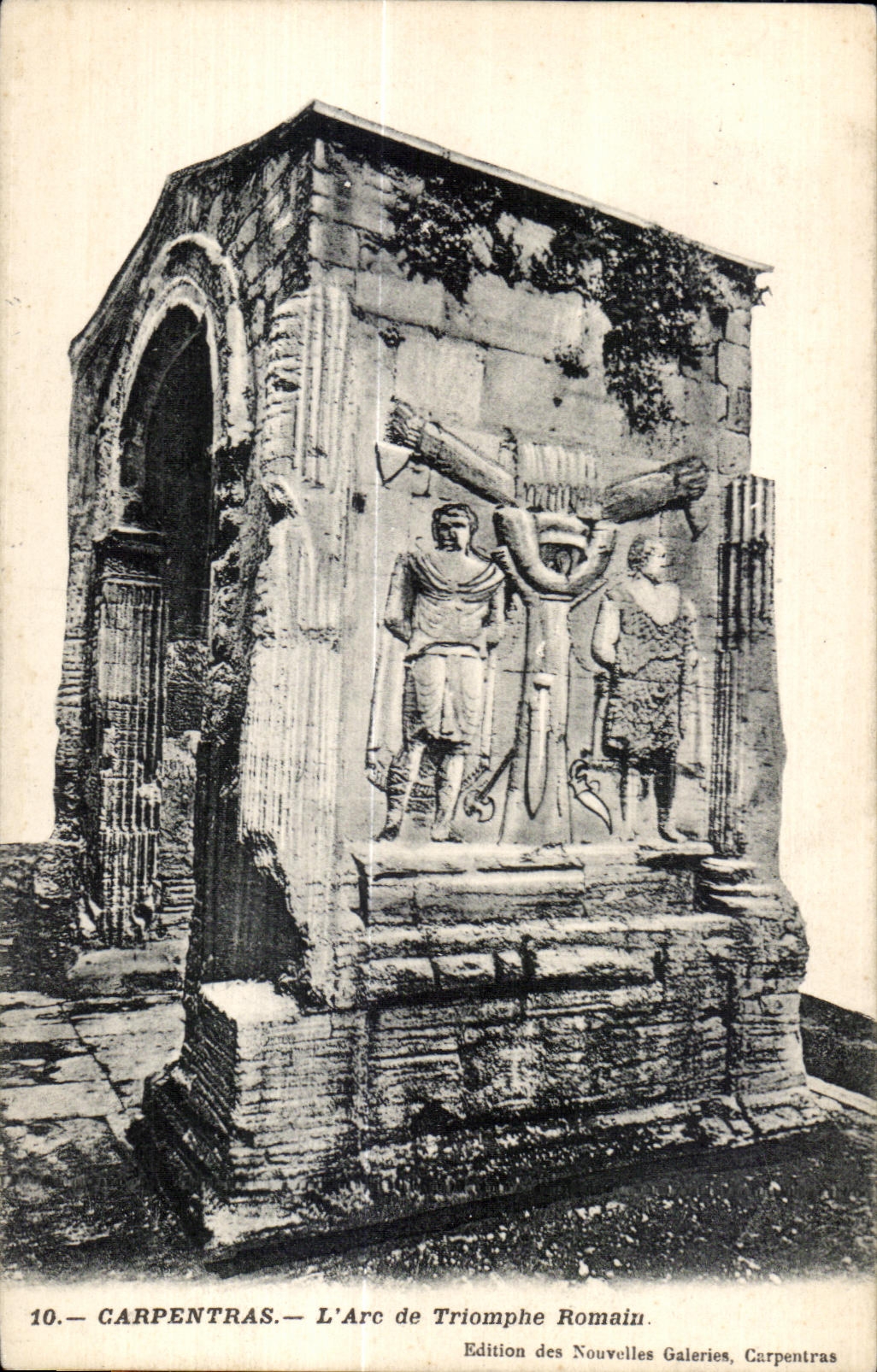 CPA Carpentras Arc de Triomphe Romain