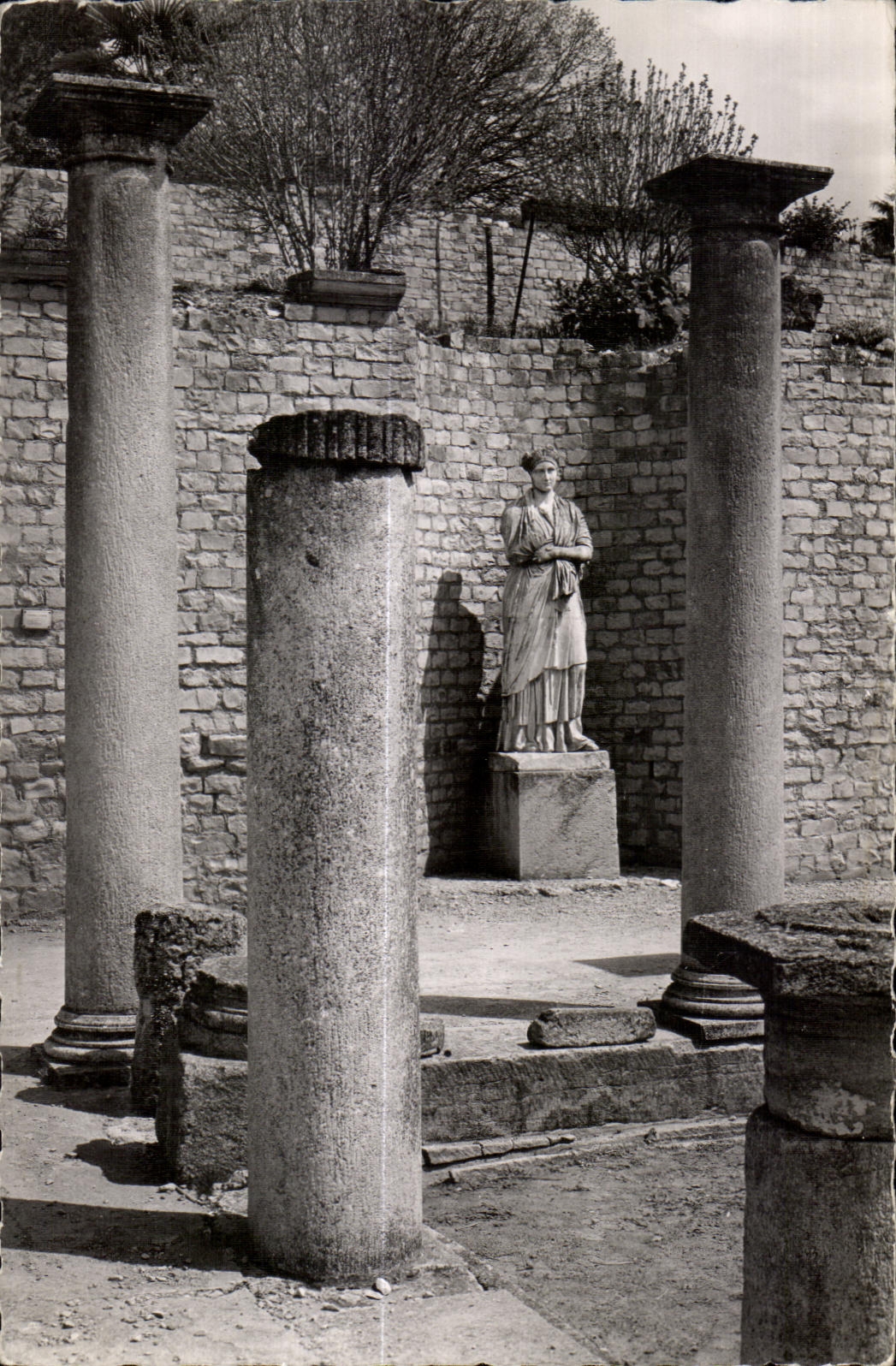 CPA Vaison the Roman the gantry of Pompee and Statue of Sabine